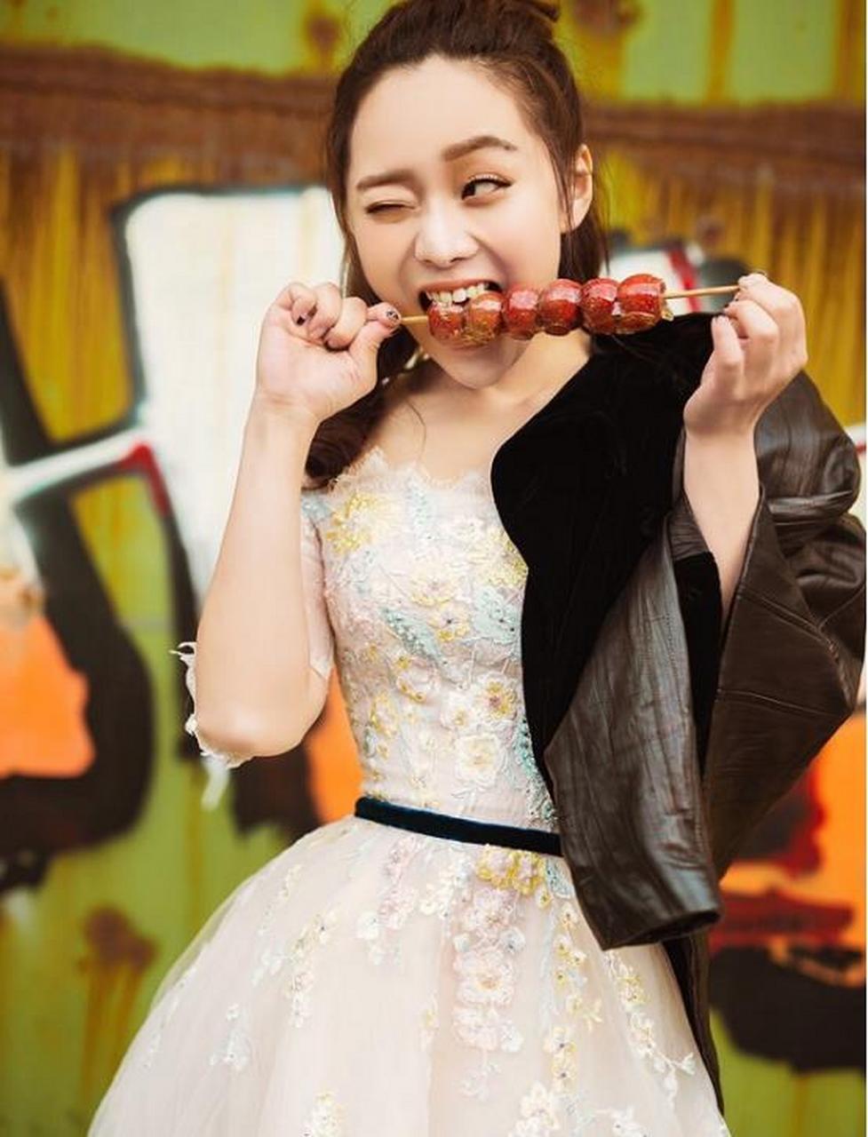 宋佳的女儿看着还挺有教养的,穿上礼服更显优雅气质,真挺美的