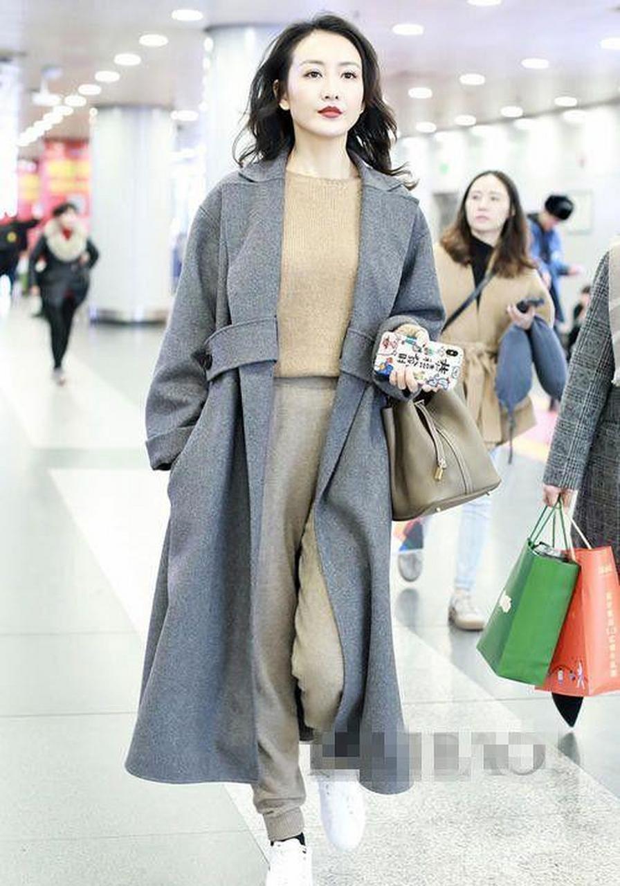 王鸥气质本来挺好的!烫个羊毛卷发后,造型老了10岁!