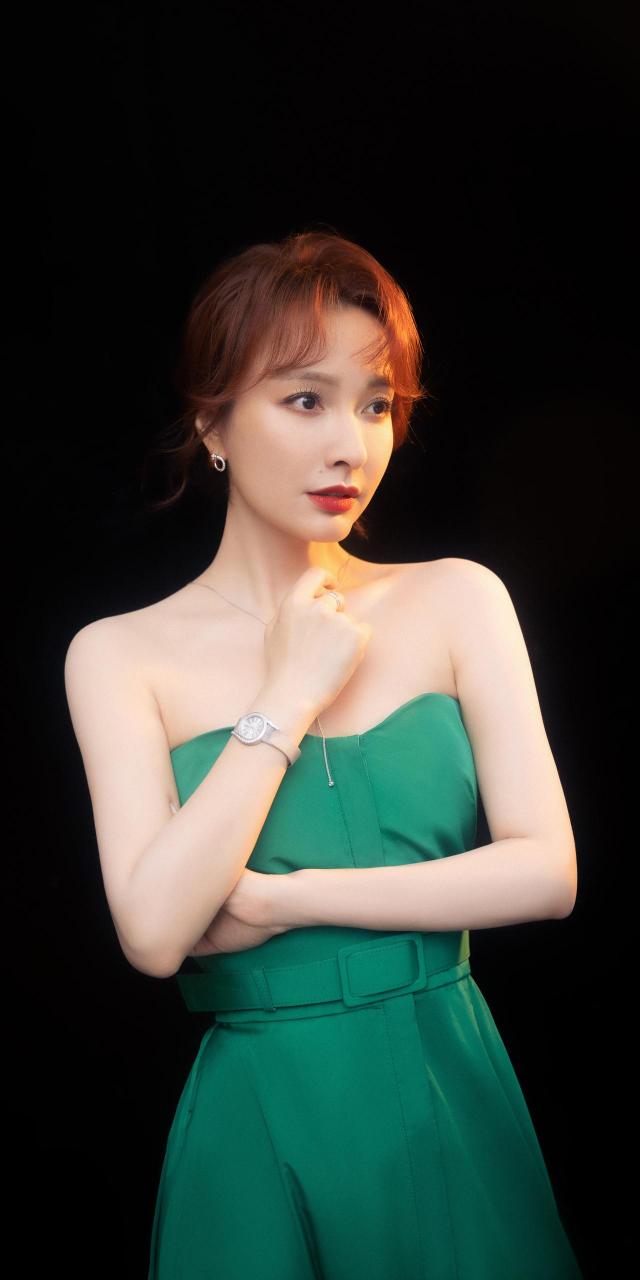 吴昕,盎然春意造型写真壁纸大片,绯红短发搭配一身绿沈长裙,轻盈曼妙.