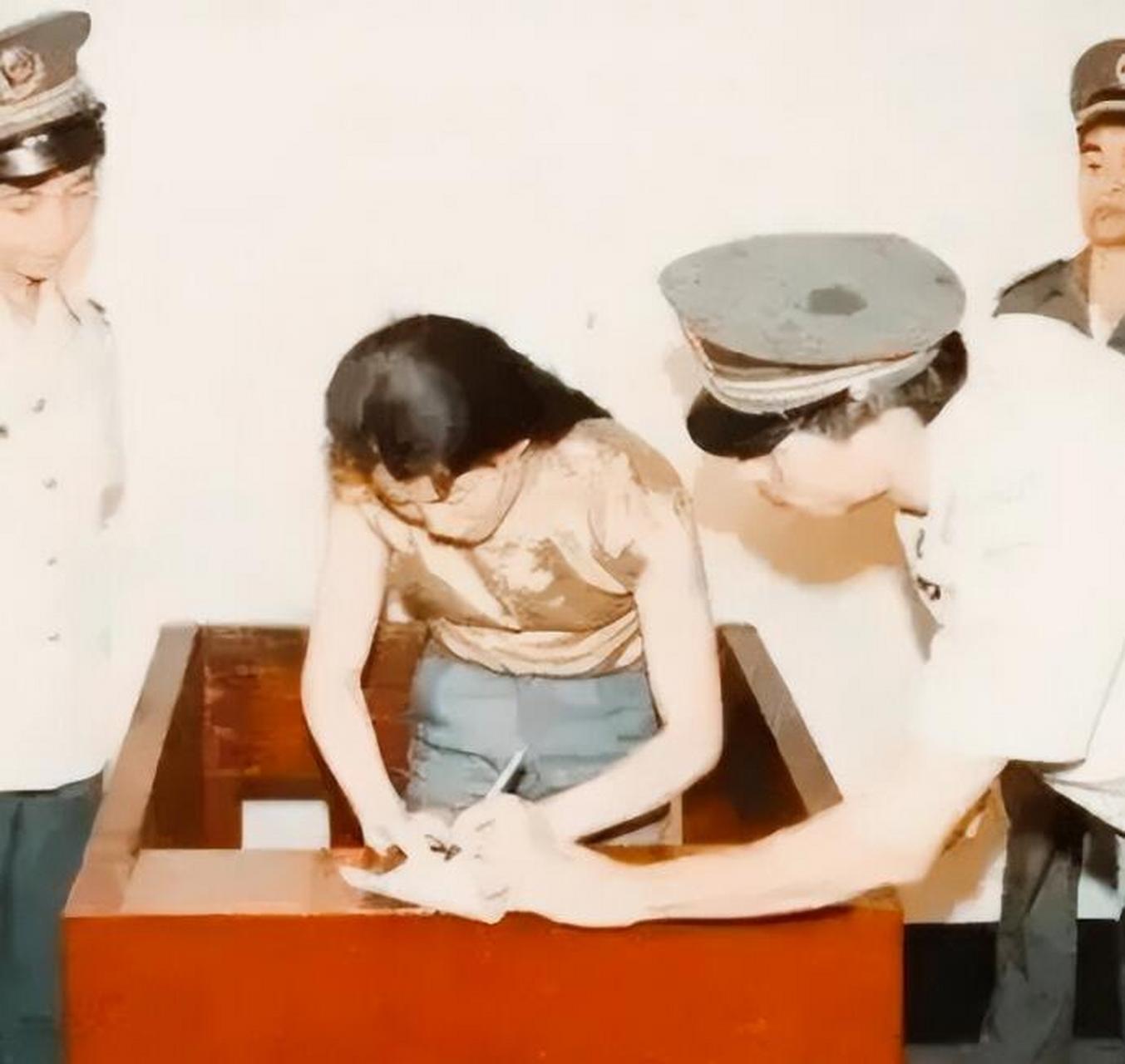 1992年,女犯程春莲在黄石郊外的刑场,被执行死刑前正在签字画押.