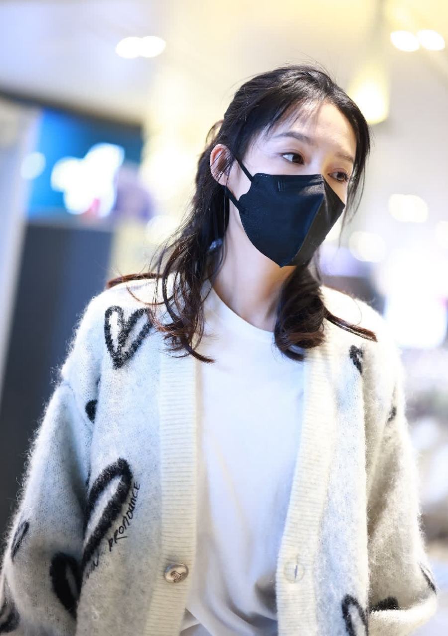 李沁身穿心形毛衣现身机场,搭配长发披肩.  #娱乐热点快车