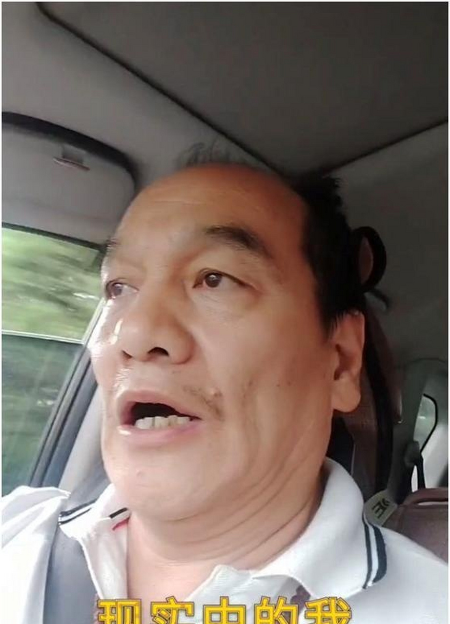 虽然事业上没有大红大火,但是家庭生活上孟耿成却是非常幸福,和妻子