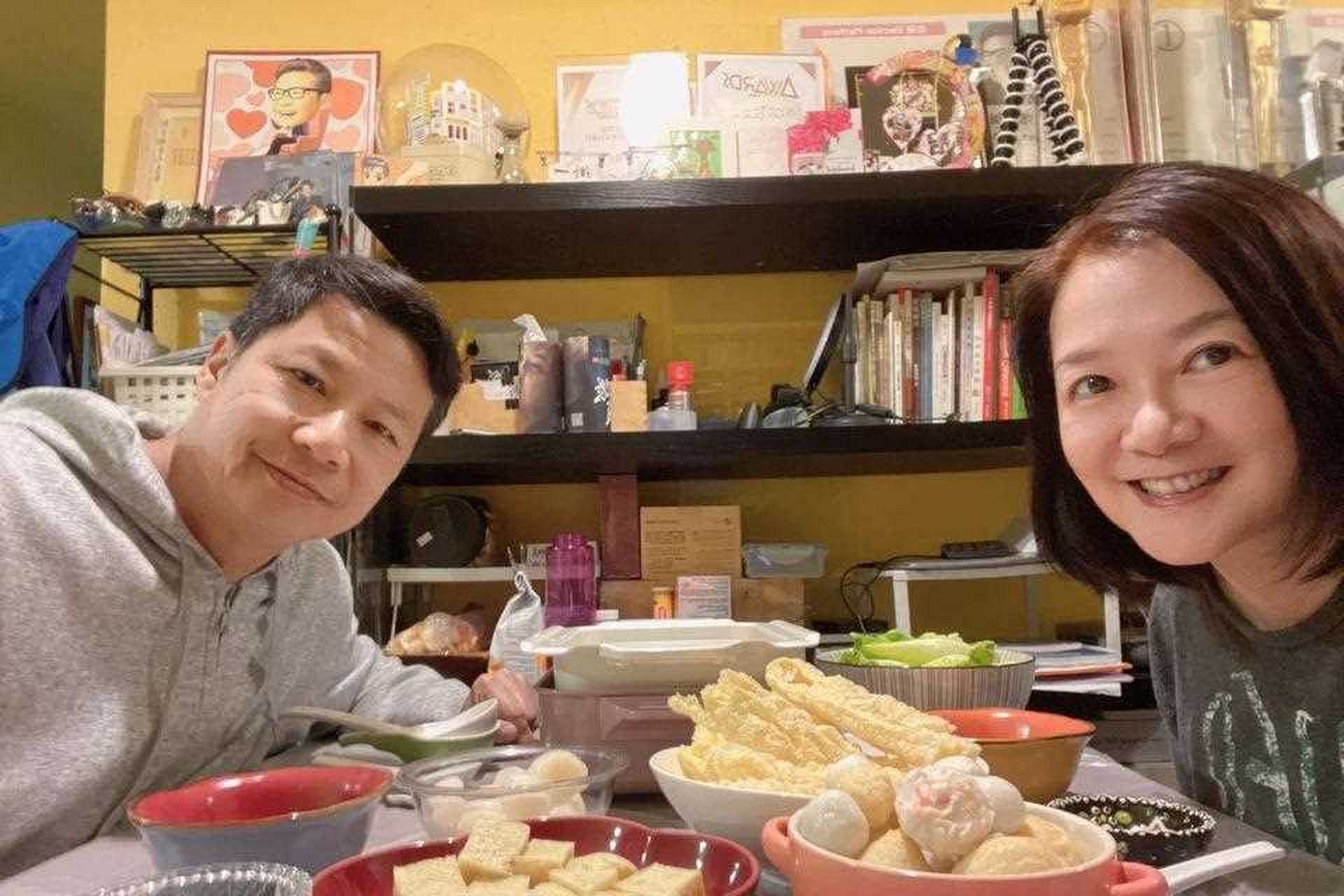 香港著名演员郑子诚和老婆合照,他老婆以前也拍过tvb电视剧