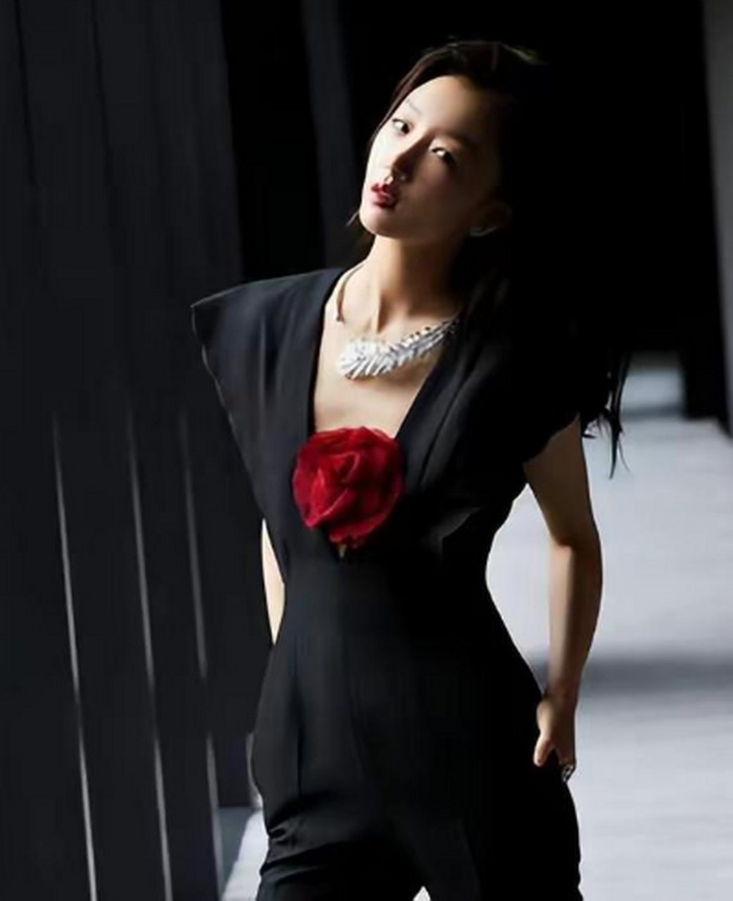 周冬雨深v写真火力全开,胸挂红花遮挡,热辣似火焰