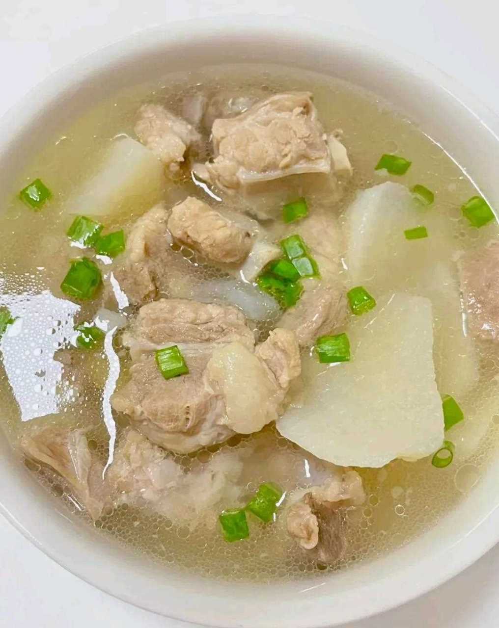 这碗热乎的白萝卜排骨汤,肉质爽口,汤汁鲜美,巨好吃!