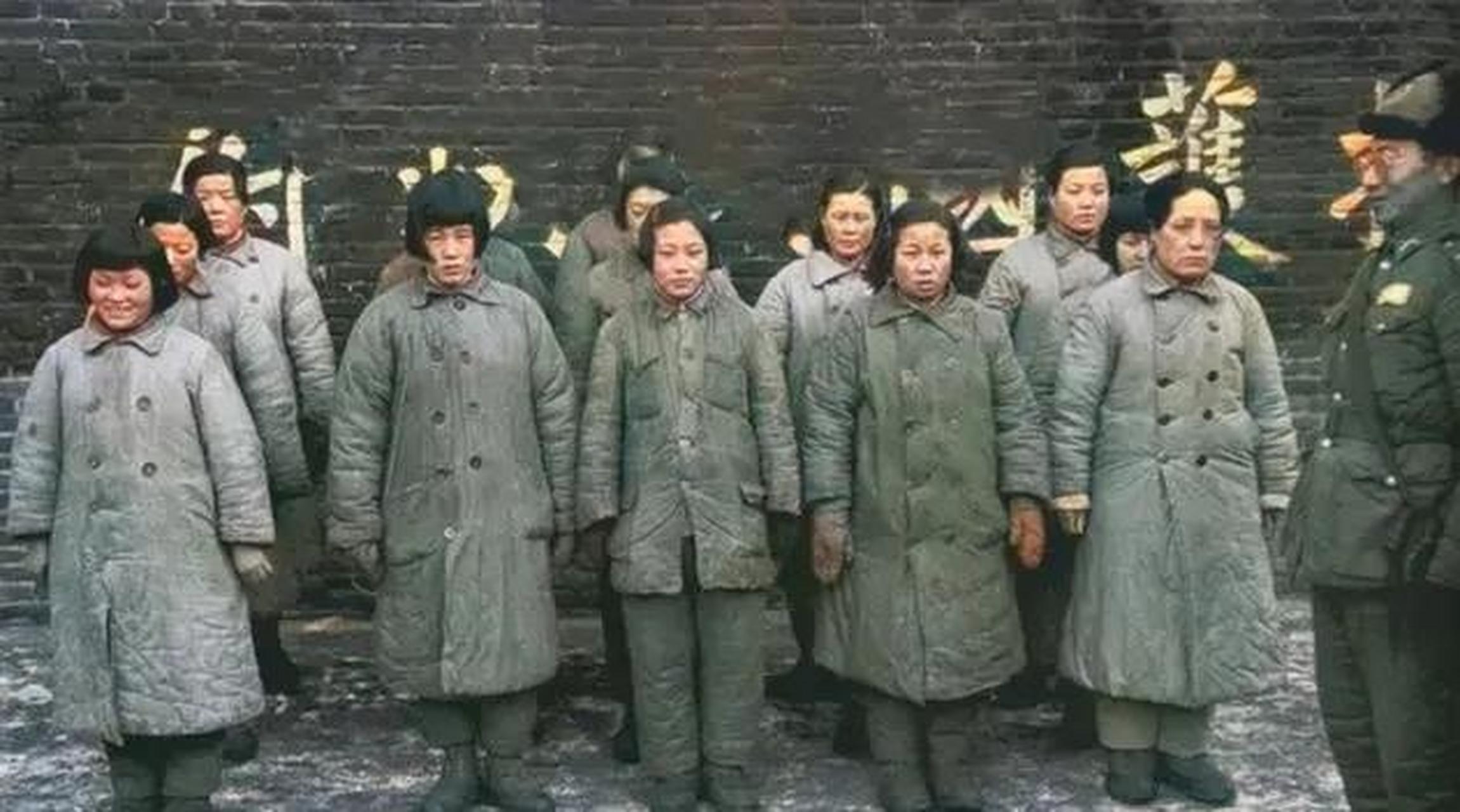 1948年,在东北辽宁省的沈阳市,一个班的国民党女兵正在接受长官的训话