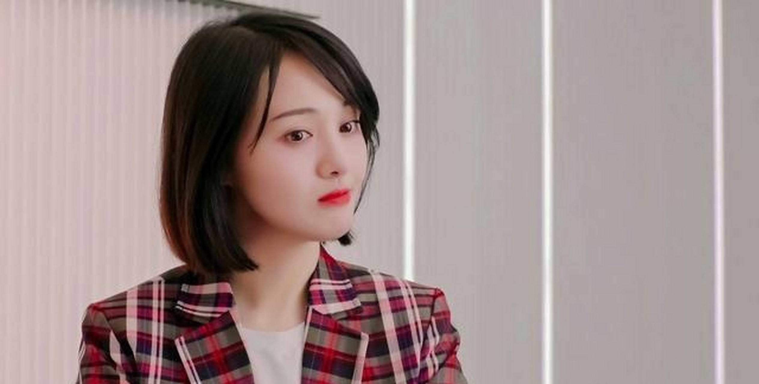 短发造型的郑爽就更加的俏皮可爱,而且给人一种长不大的小姑娘的感觉