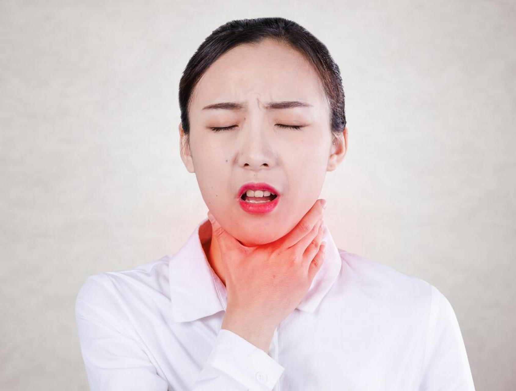 外感风寒证,大多有咽痛,口不渴,恶寒,不发热或微发热,咽部微红肿胀的