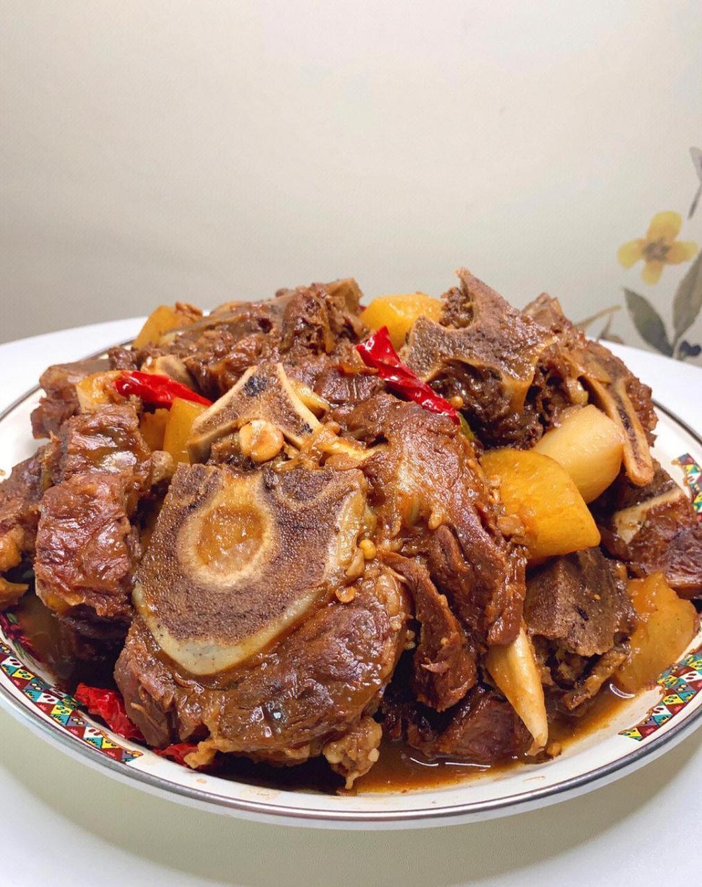 请你吃酱烧牛脖骨～酱香浓郁～抱着啃太香啦 酱香浓郁,软烂入味,抱着