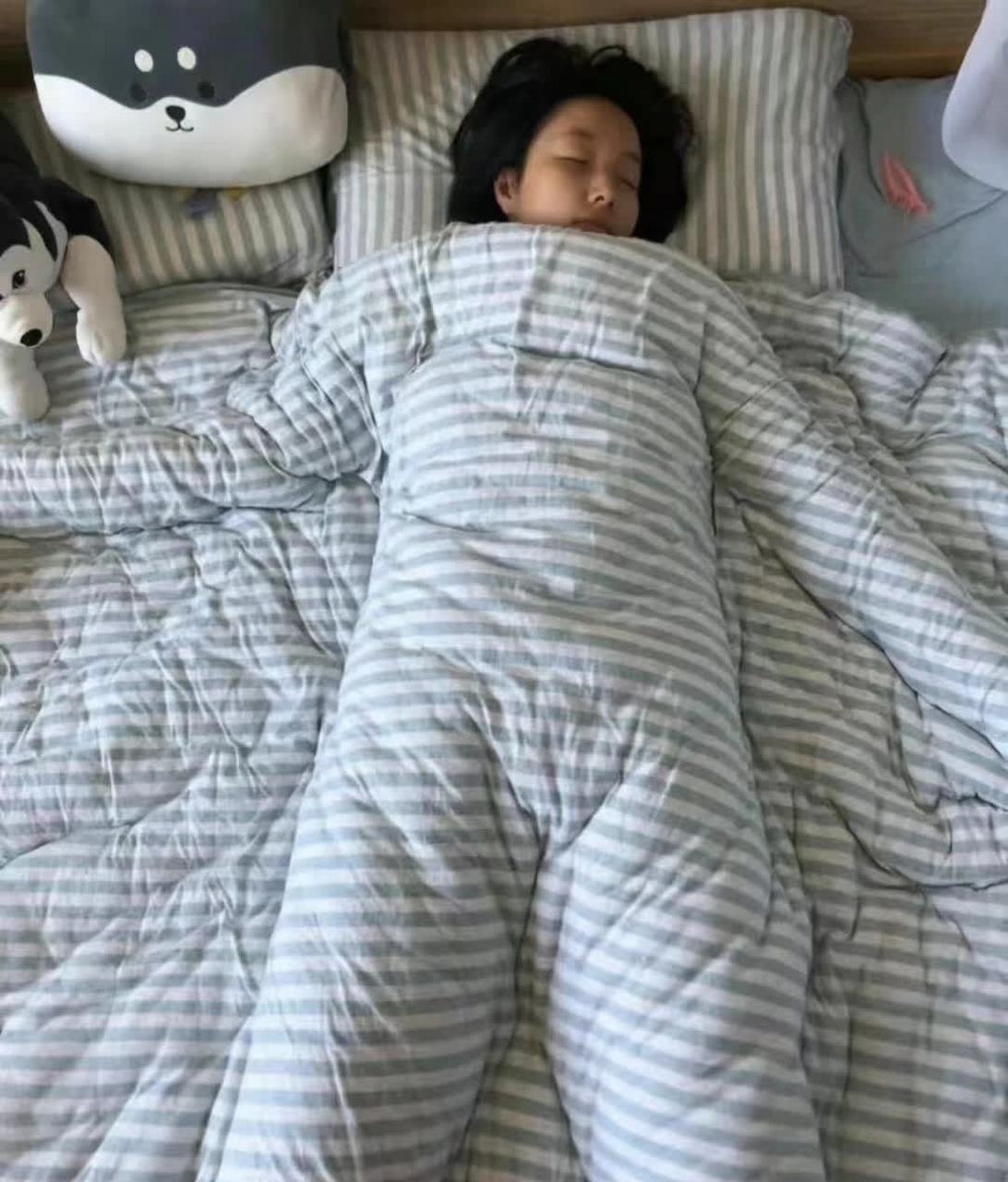 睡得真香,拍张照片发朋友圈也不算过分.  【嘻嘻嘻嘻嘻】[捂脸]