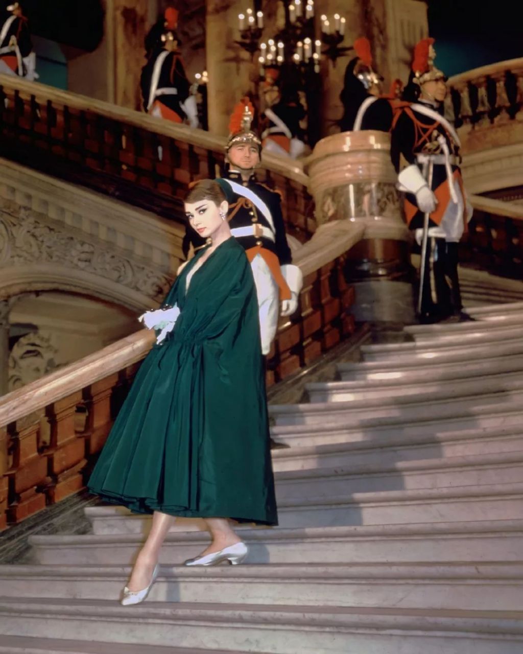 奥黛丽·赫本在1957年电影甜姐儿里的造型,礼服都是来自givenchy