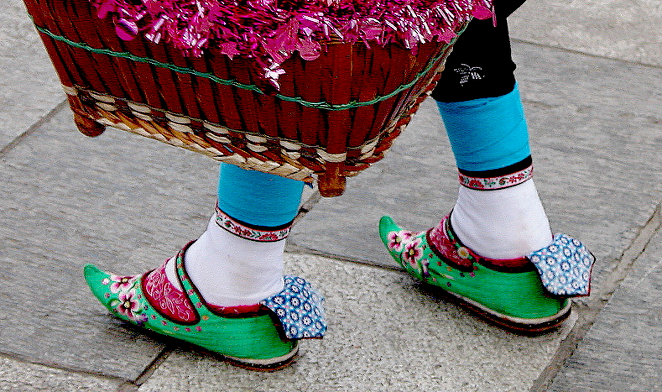 某网店兜售多款"三寸金莲"鞋及其缠足相关商品遭怼  都2023年了,居然