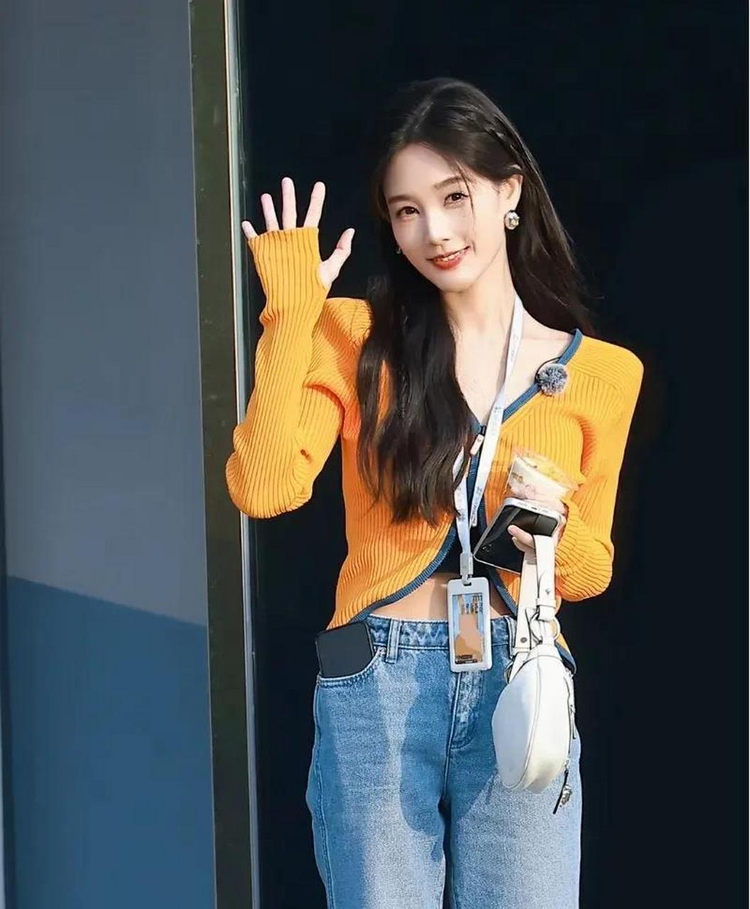 最美的李一桐,姜黄色上衣配休闲蓝色牛仔裤,衬的她更加春光明媚,显得