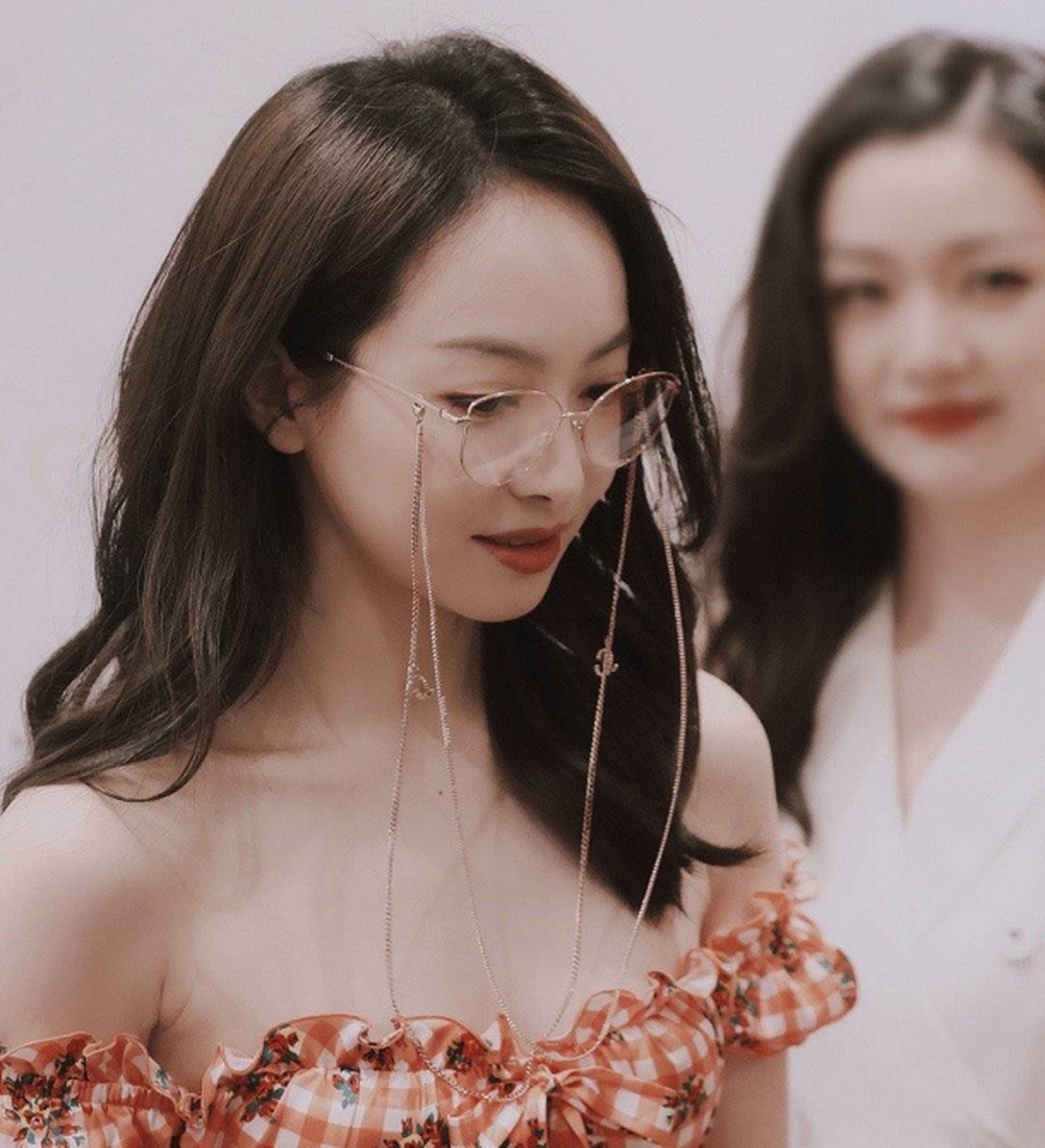 宋茜身穿万元抹胸短裙,大秀优越肩颈线,链条金边眼镜俏皮灵动