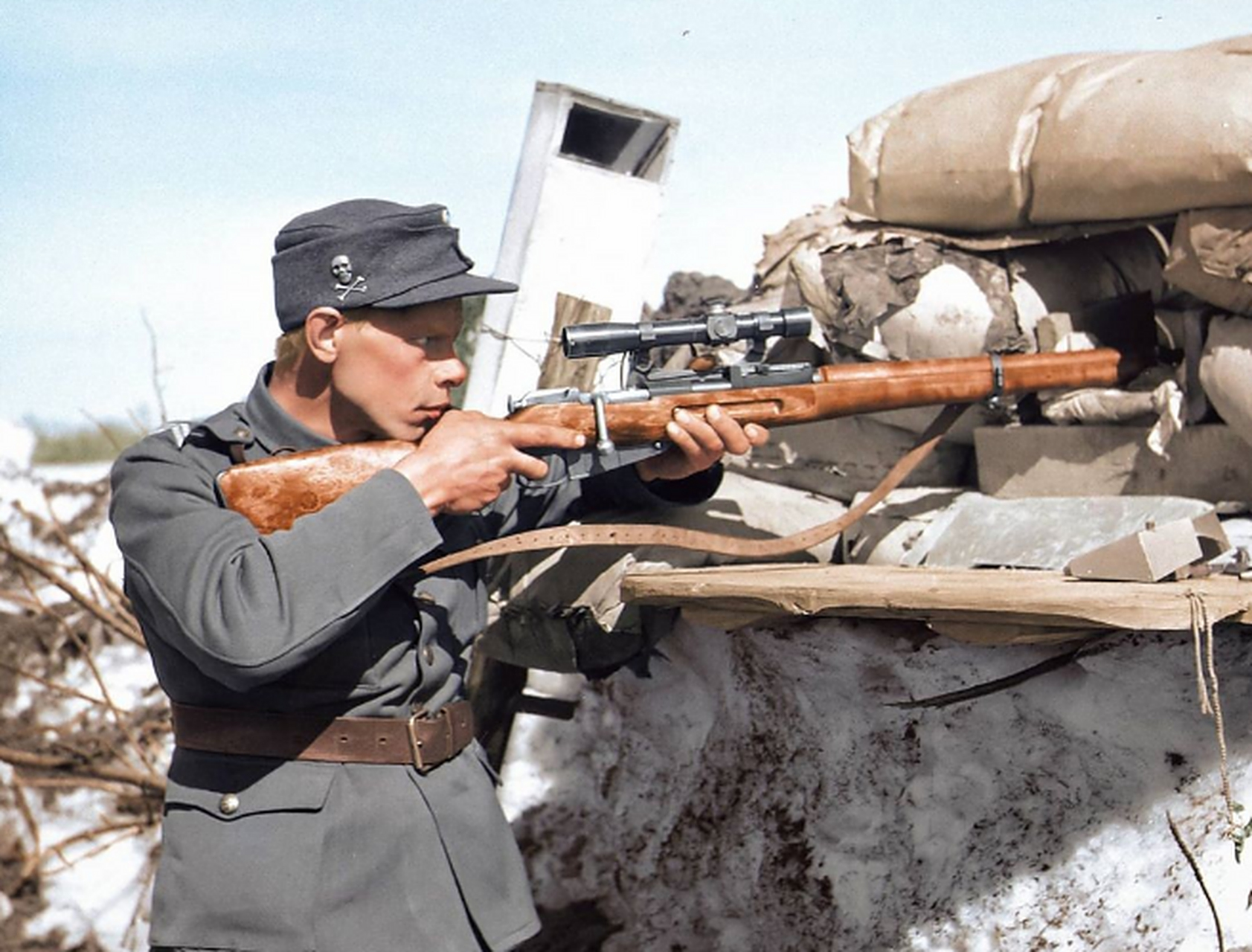 这张老照片拍摄于1942年4月15日,在卡累利阿地峡附近的一处前线战壕中