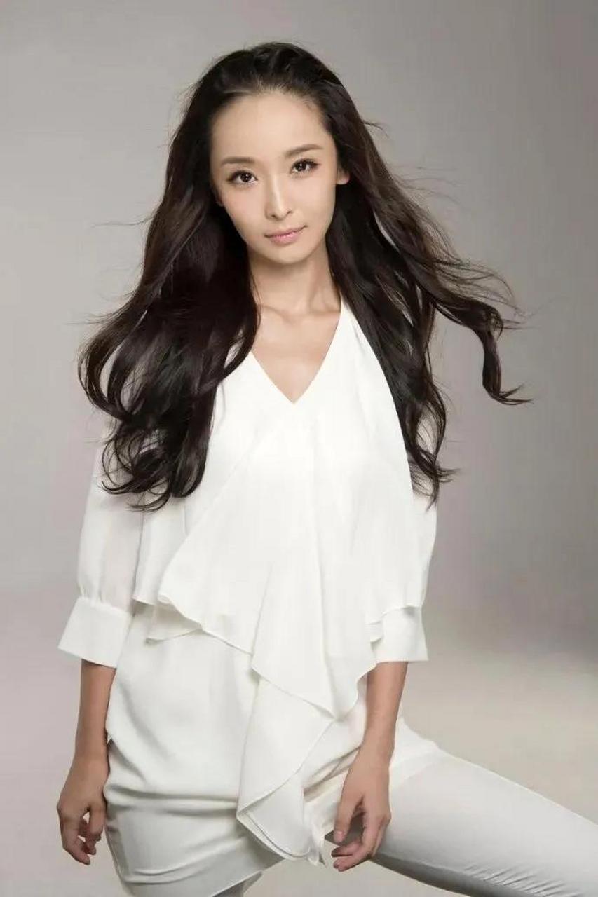 李曼演员是一位备受赞誉的演员,她在她的职业生涯中经历了许多困难和