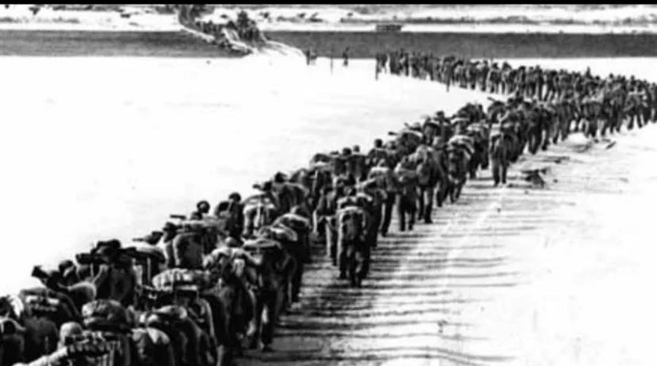 1950年10月,338团有个战士,刚坐在一堆高粱杆上休息,突然觉得屁股底下