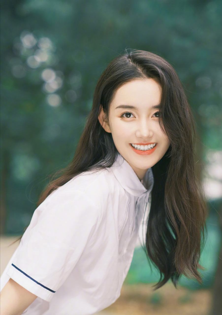蒋依依最新校园风写真——卷发长发,笑容甜美,非常少女青春![汗]