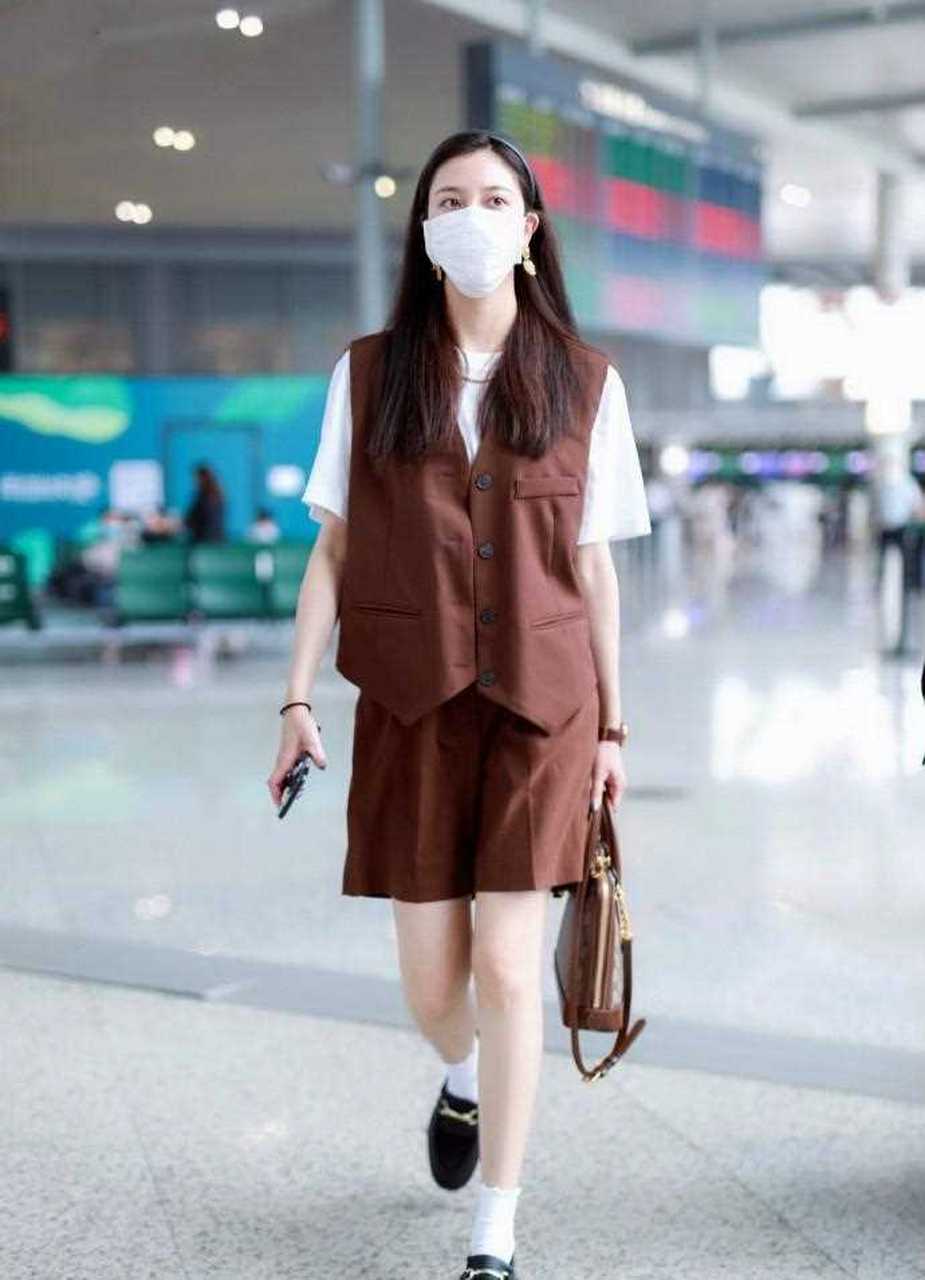 宋妍霏终于不再韩范,百慕大短裤配英伦小皮鞋,腿长穿衣就是任性