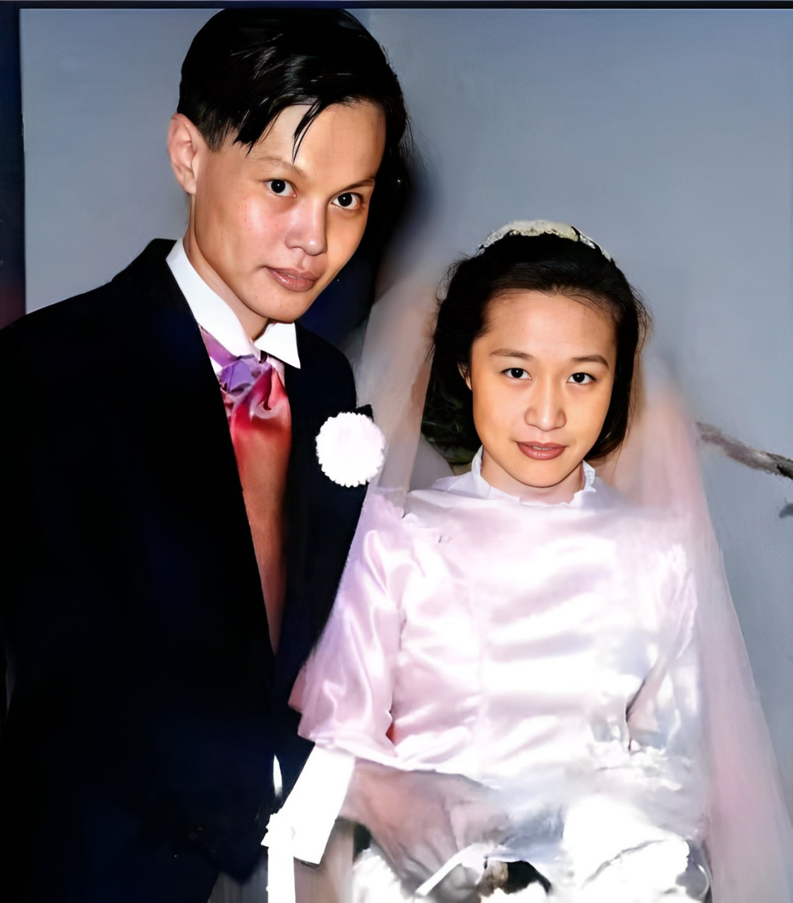 1950年,杨振宁与杜致礼的结婚照,画面中的两人面对镜头,露出幸福的神