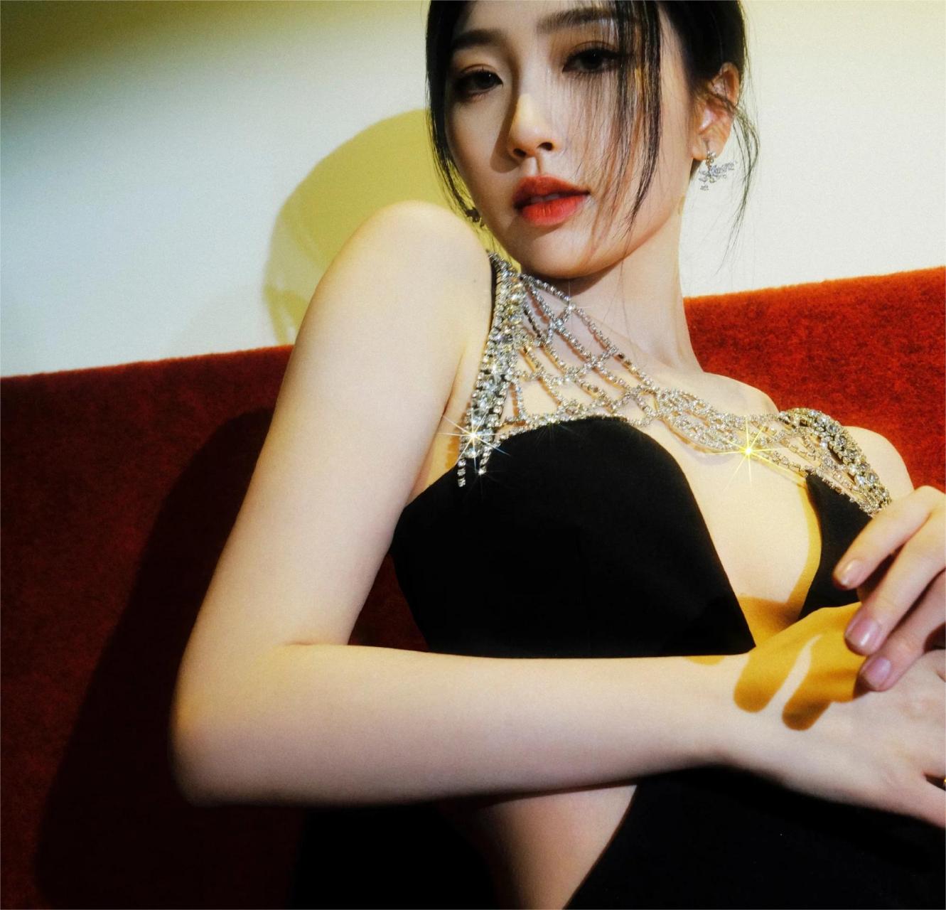 虞书欣真敢穿,穿镂空礼服裙根本没遮住多少,大玩御姐风