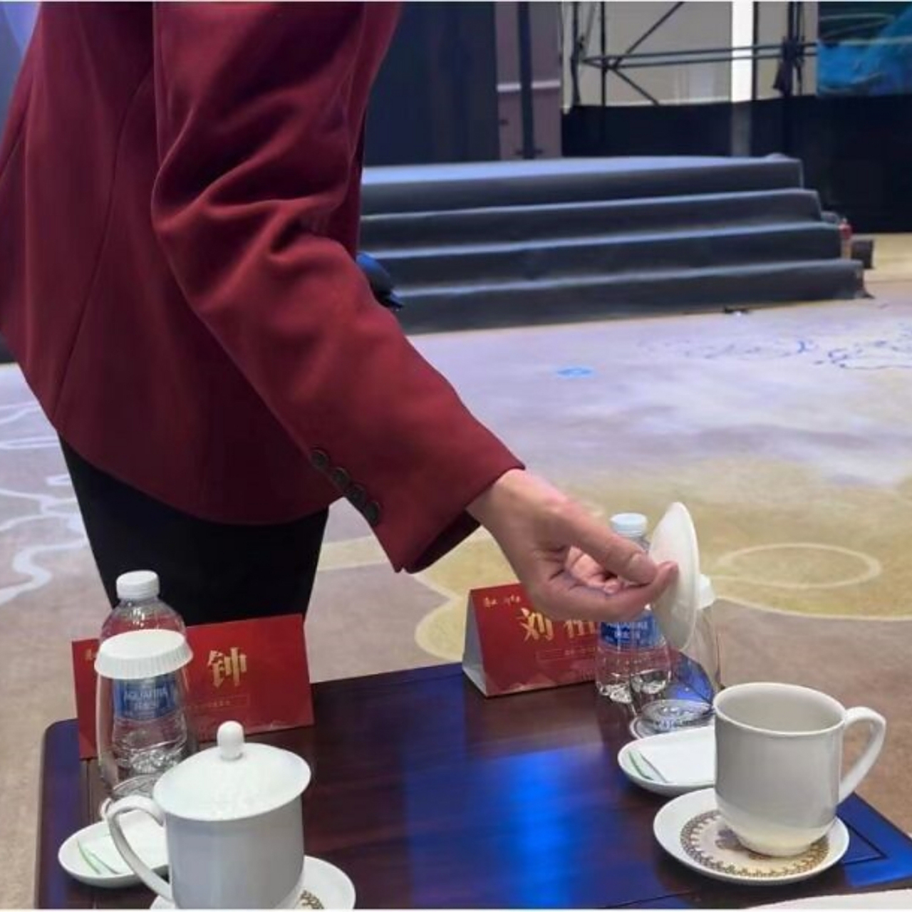 会议开场前加水时间一般选择在会议开始前5分钟