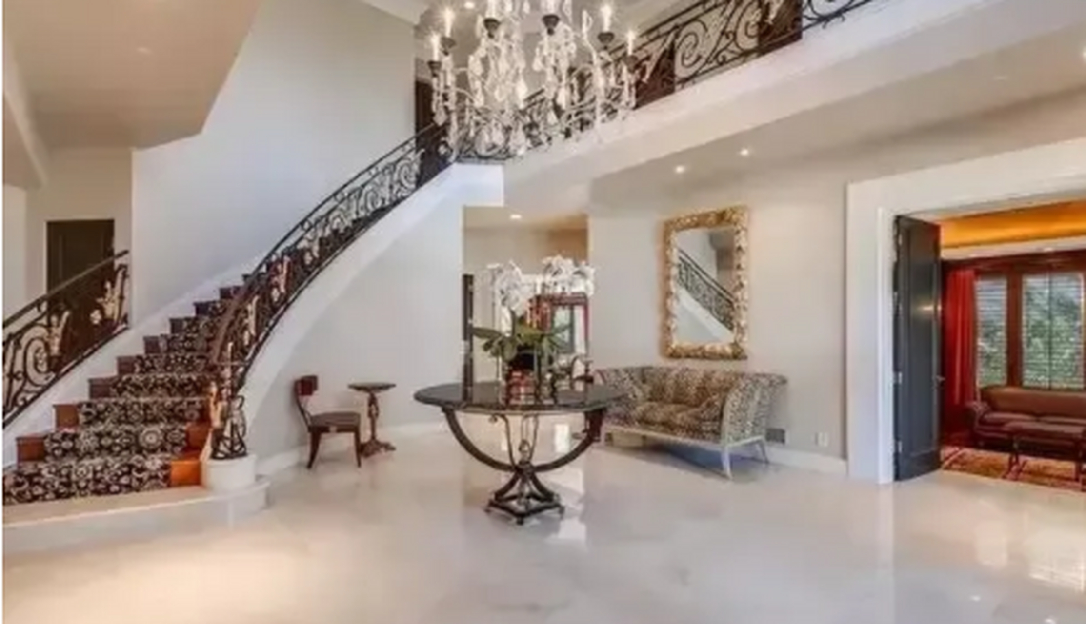 万万没想到,著名主持人董卿在美国洛杉矶的别墅如此的豪华,里面金碧