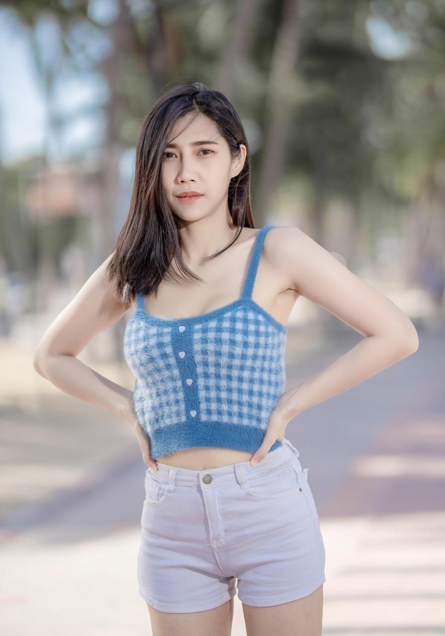 戴牙套的越南女生,灿烂的笑容,看起来青春又阳光