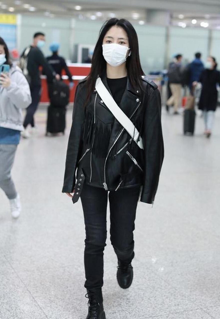 谭松韵终于放弃"可爱风",黑皮衣配紧身裤潇洒酷炫,但甜美依旧