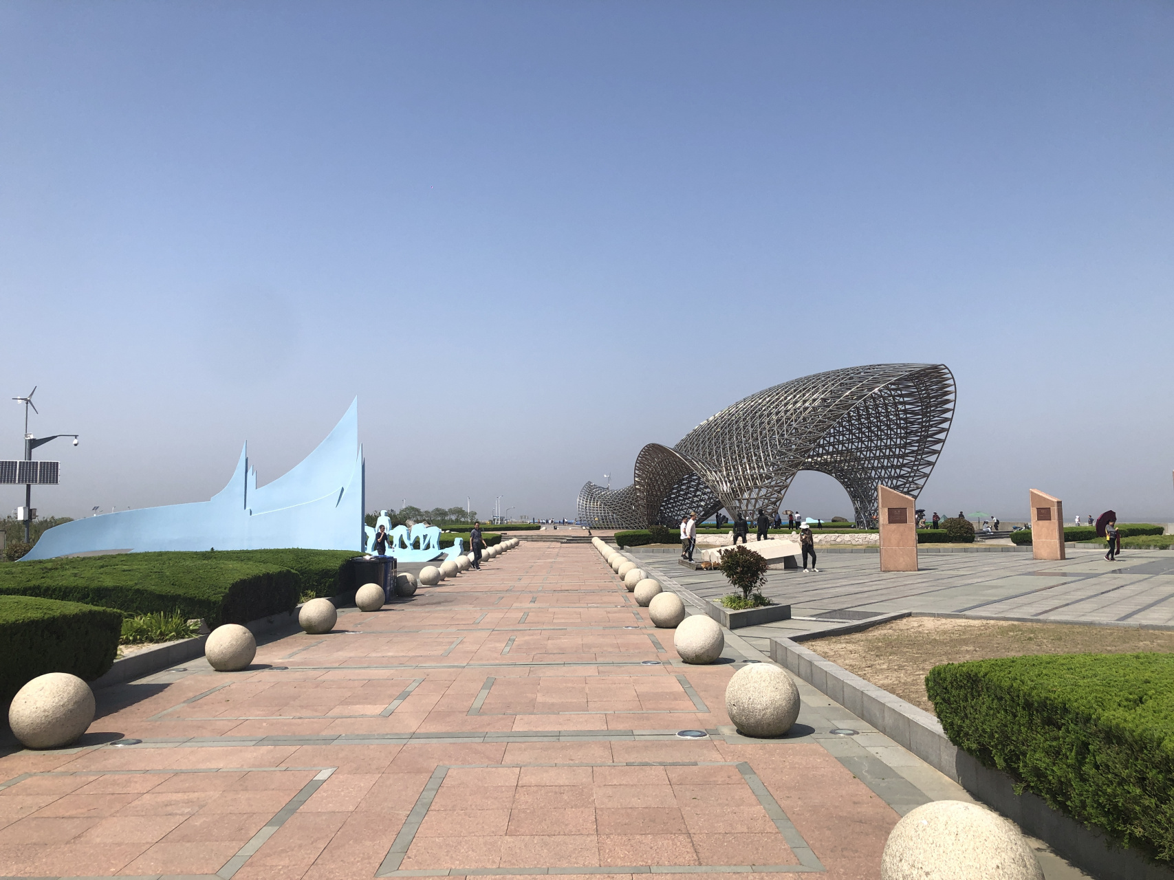 上海滴水湖的南汇嘴观海公园是一个网红公园,公园内的司南鱼是公园的