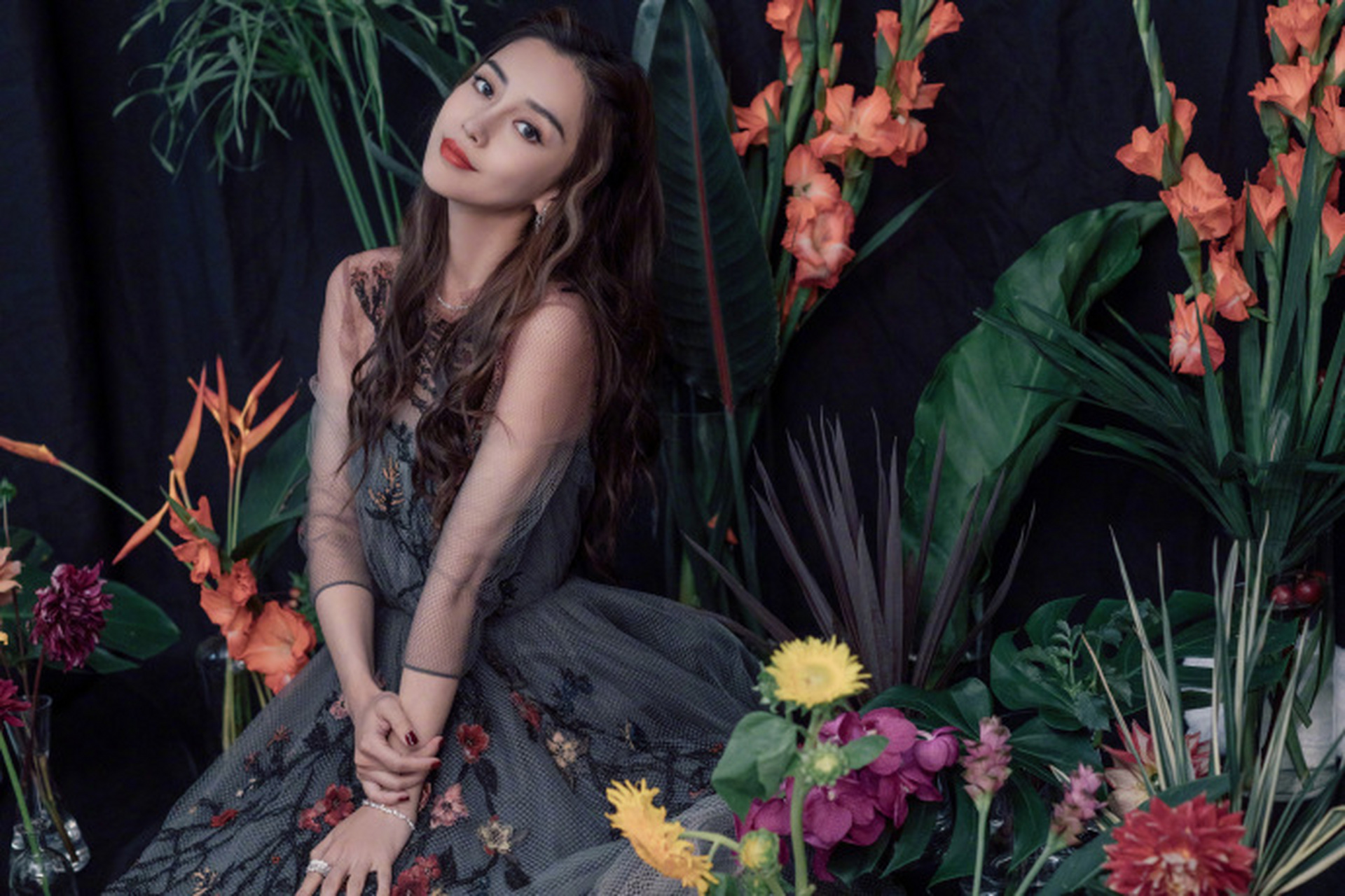 时尚研习社# angelababy国内首穿鲜花刺绣裙压轴亮相品牌活动,柔美