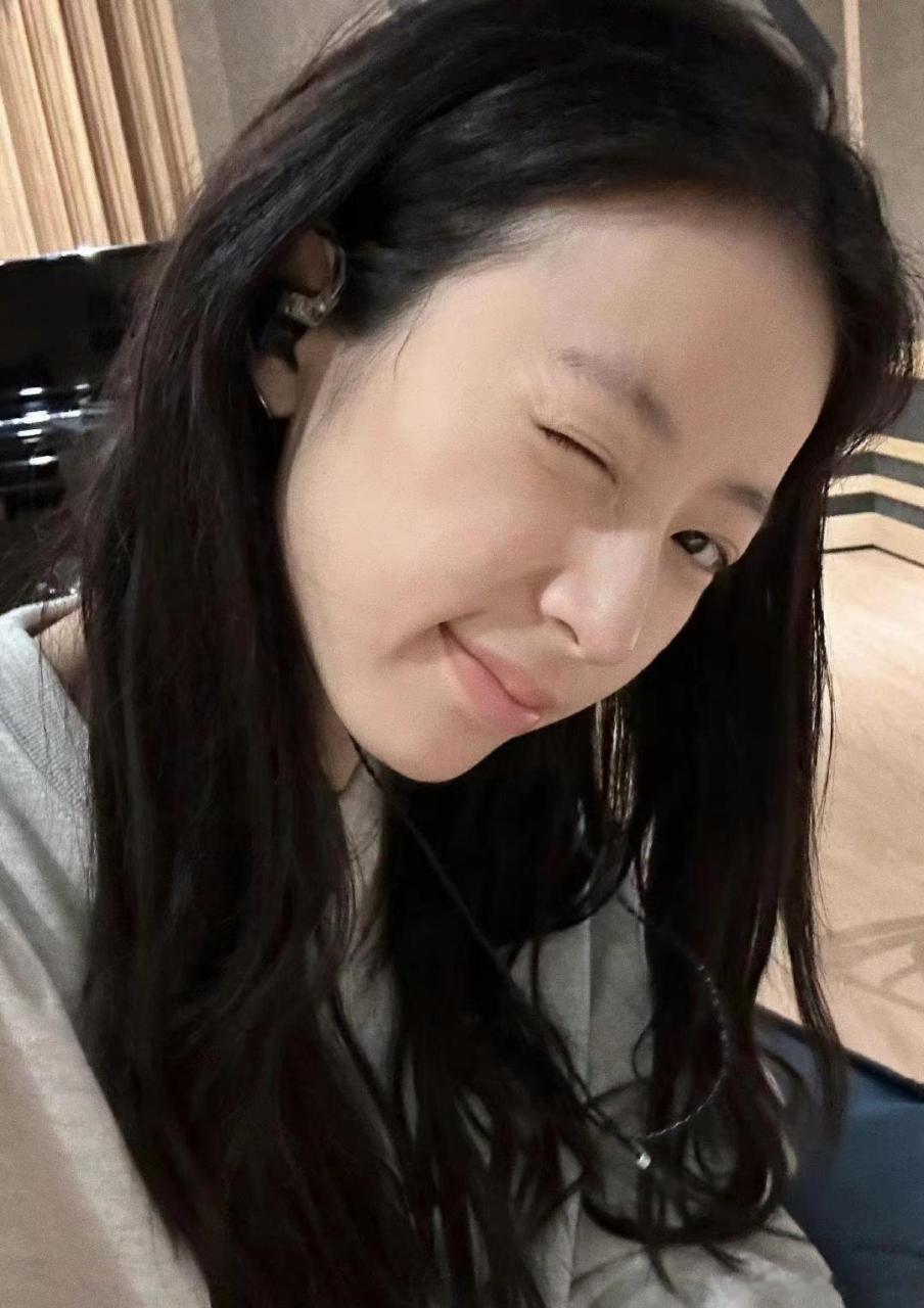 周雨彤素颜自拍照##周雨彤晒周末随拍#  素颜皮肤状态好绝