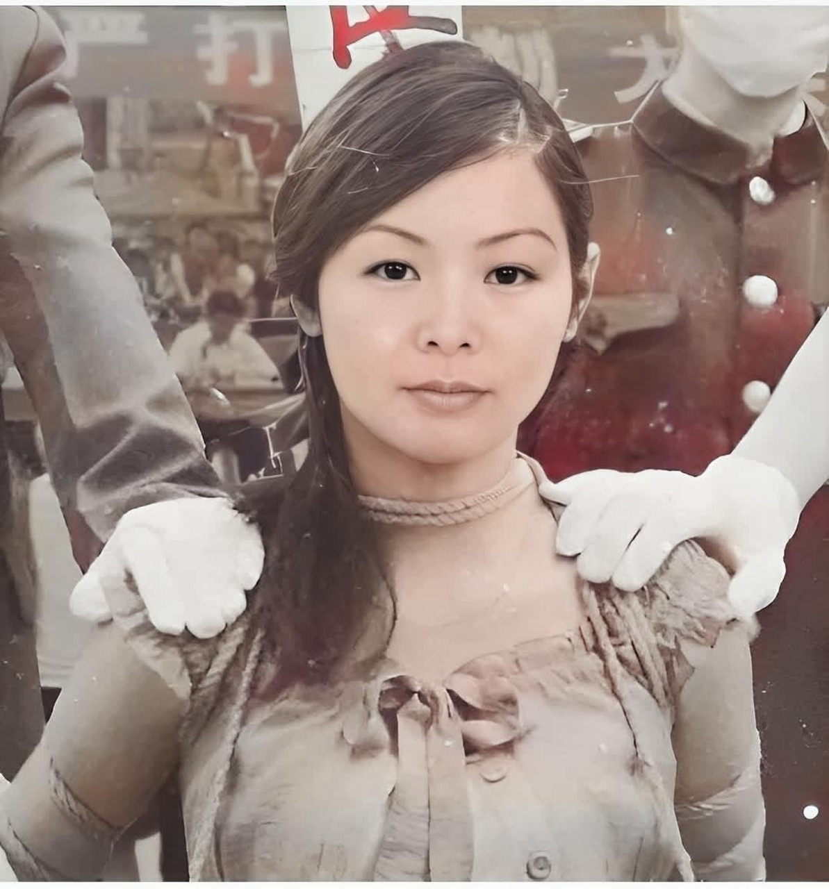 1983年,年仅25岁的翟曼霞被判死刑,画面中的她青春靓丽,容貌过人,如此