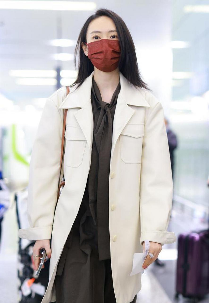 机场街拍:童瑶米色风衣 蝴蝶结连衣裙优雅魅力