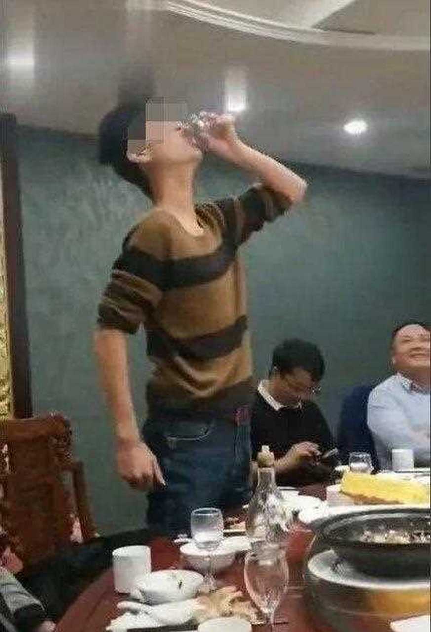 小伙子刚出社会,在饭桌上和领导喝酒[灵光一闪][睡觉]