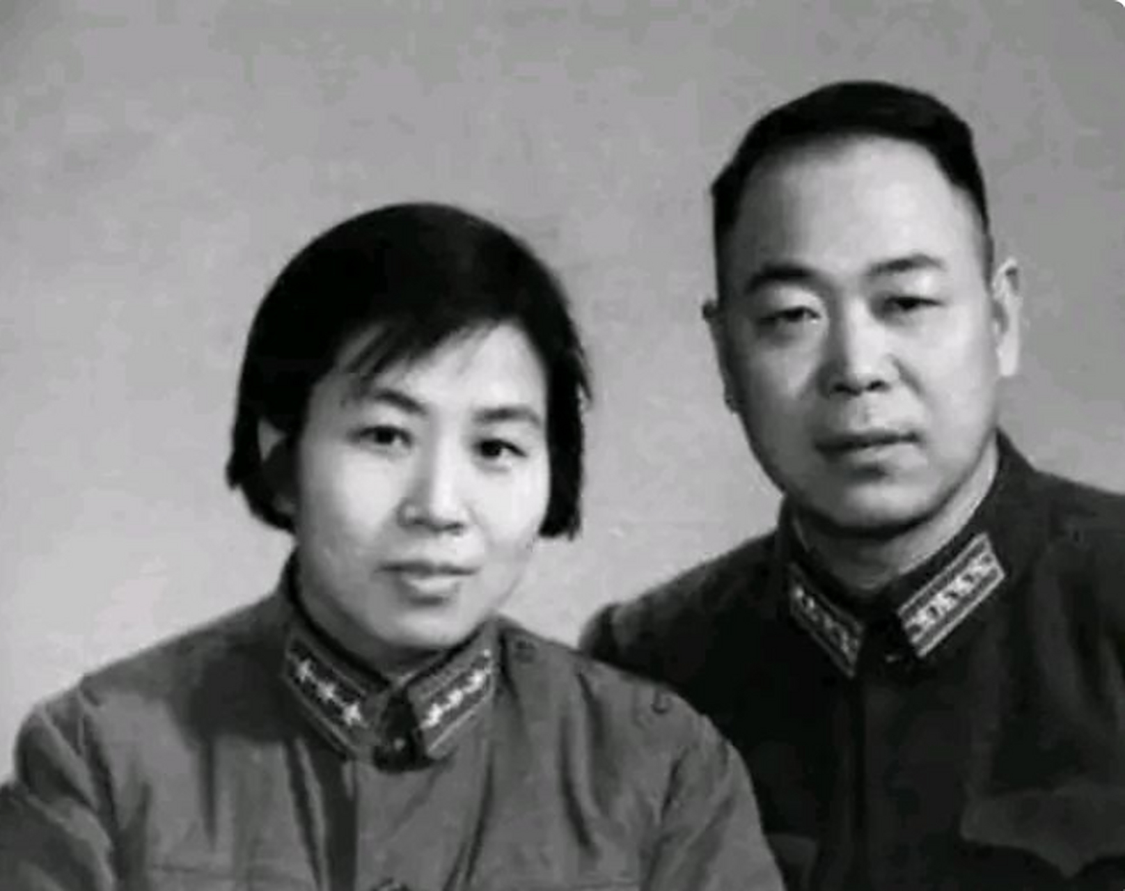 在60年代,岳振华大校和夫人李德序曾拍摄一张合影.