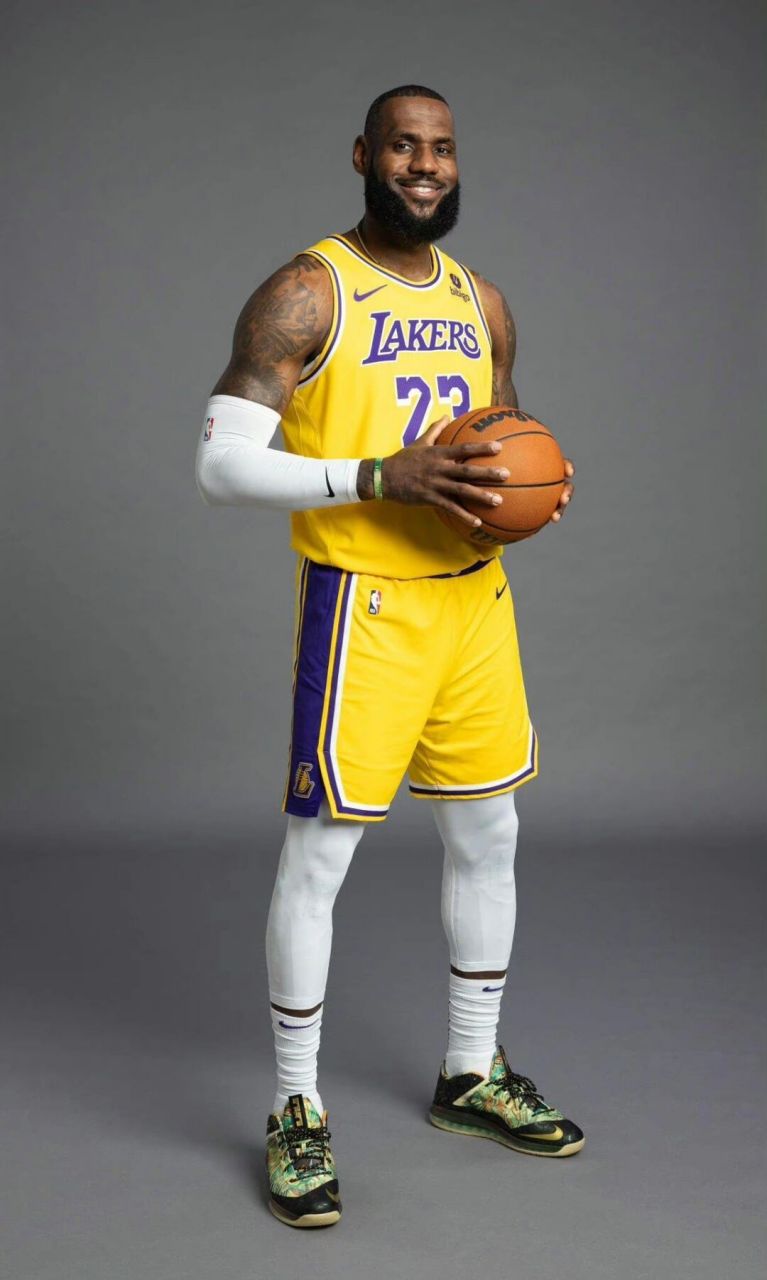 詹姆斯以其出色的身体素质,全面的技术和卓越的领导能力而闻名于世.