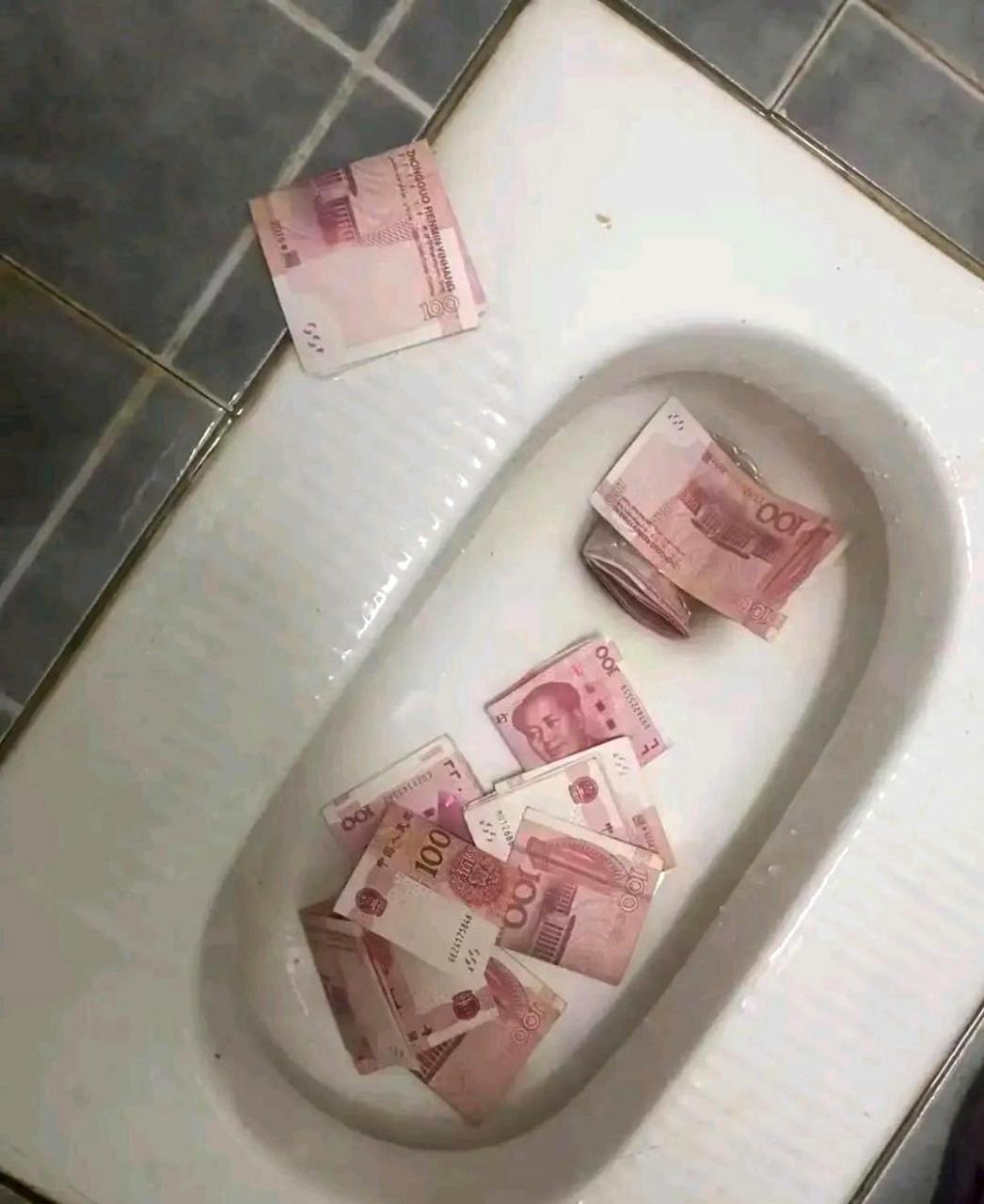 了厕所坑里,有没有什么方法能够既不弄脏手,又能将钱干净地取出来呢?