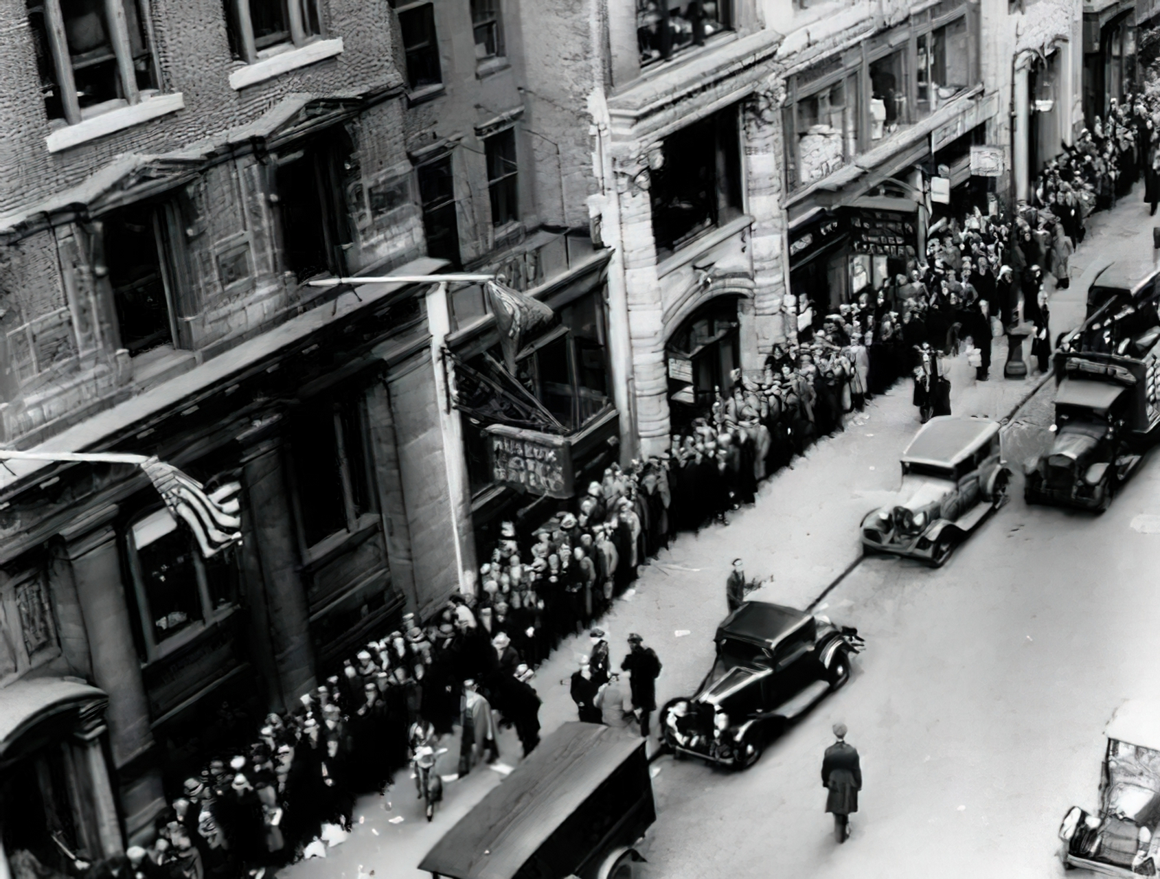 1929年春,美国的富人们正沉醉在歌舞女郎和走私来的酒中,彼时除了他们