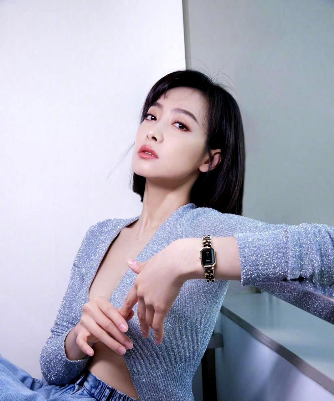 宋茜真是敢啊,居然连针织衫都不穿内衣.