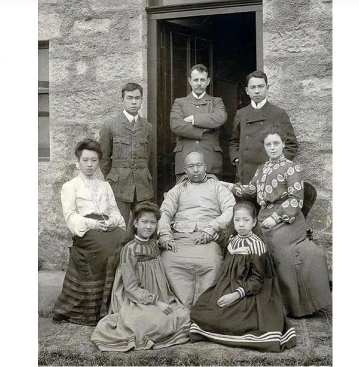 1905年,康有为拍摄了一张难得的全家福照片,他的家庭已经十分康乐幸福