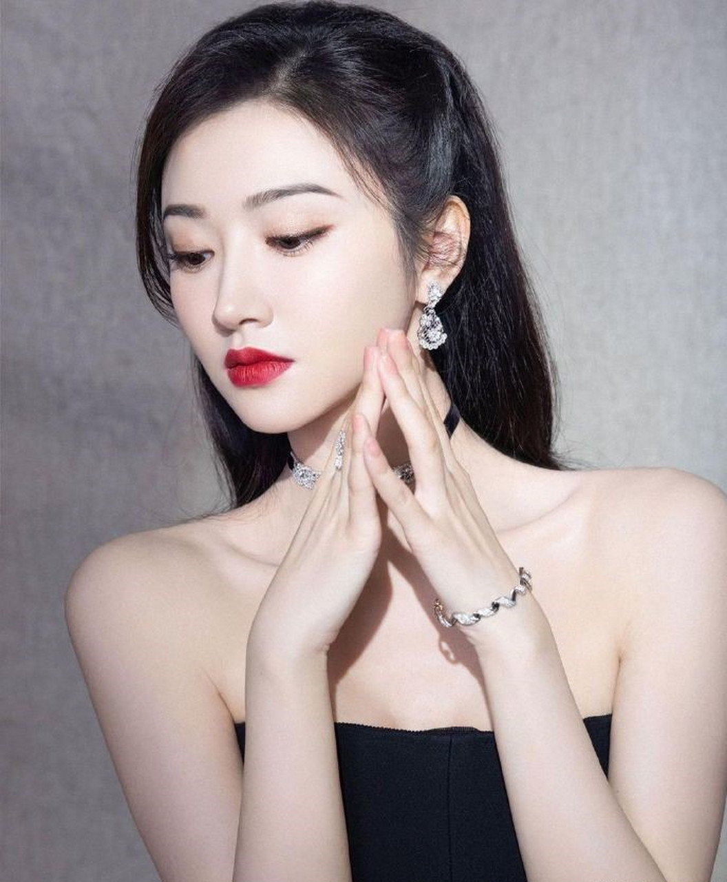 星闻#   景甜: 一袭黑色抹胸礼服秀出美肩,优雅又高贵!