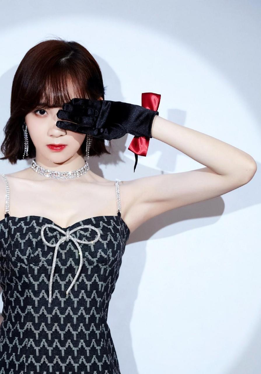 李子璇 星光蝴蝶结点缀波纹几何图形短裙,俏皮灵动中尽显摩登范