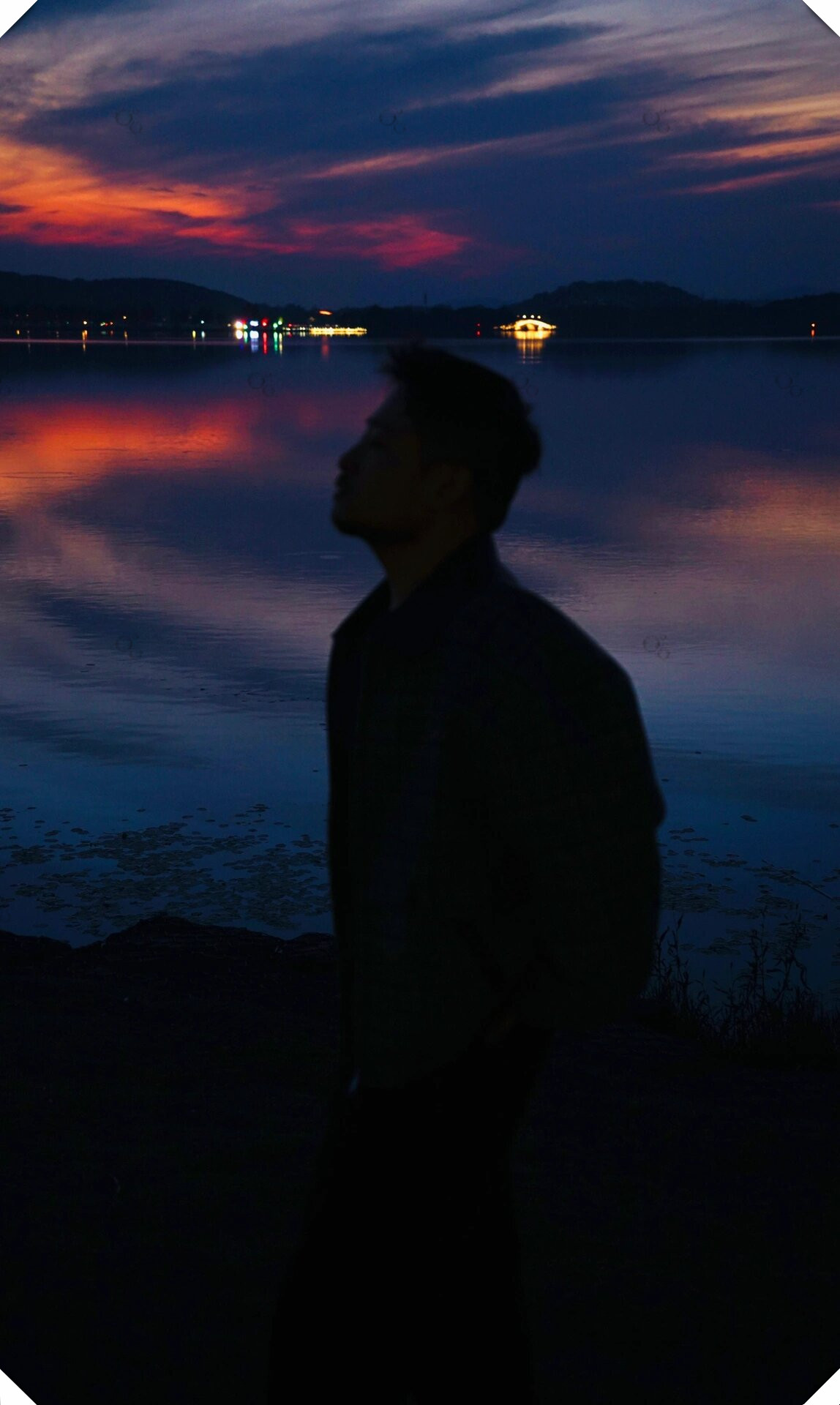 男生图片日落夕阳下帅哥图片一人独饮的凄凉图片夕阳图片帅哥图片剪影