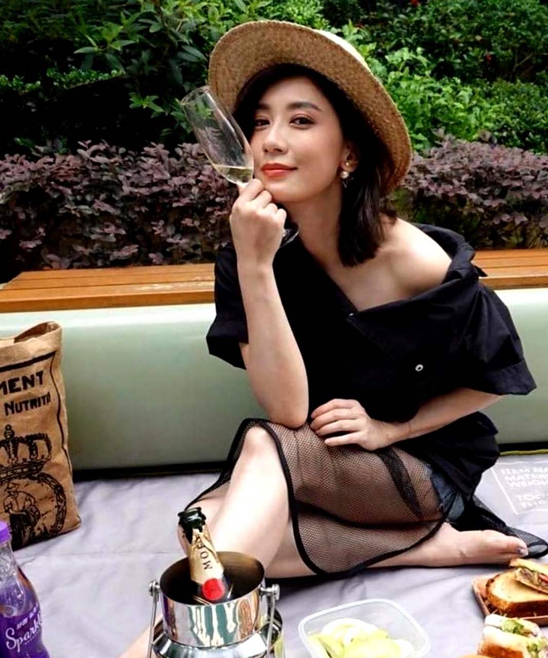 贾静雯的保养太好了,她看起来比实际年龄年轻得多,难以想象她已经快50