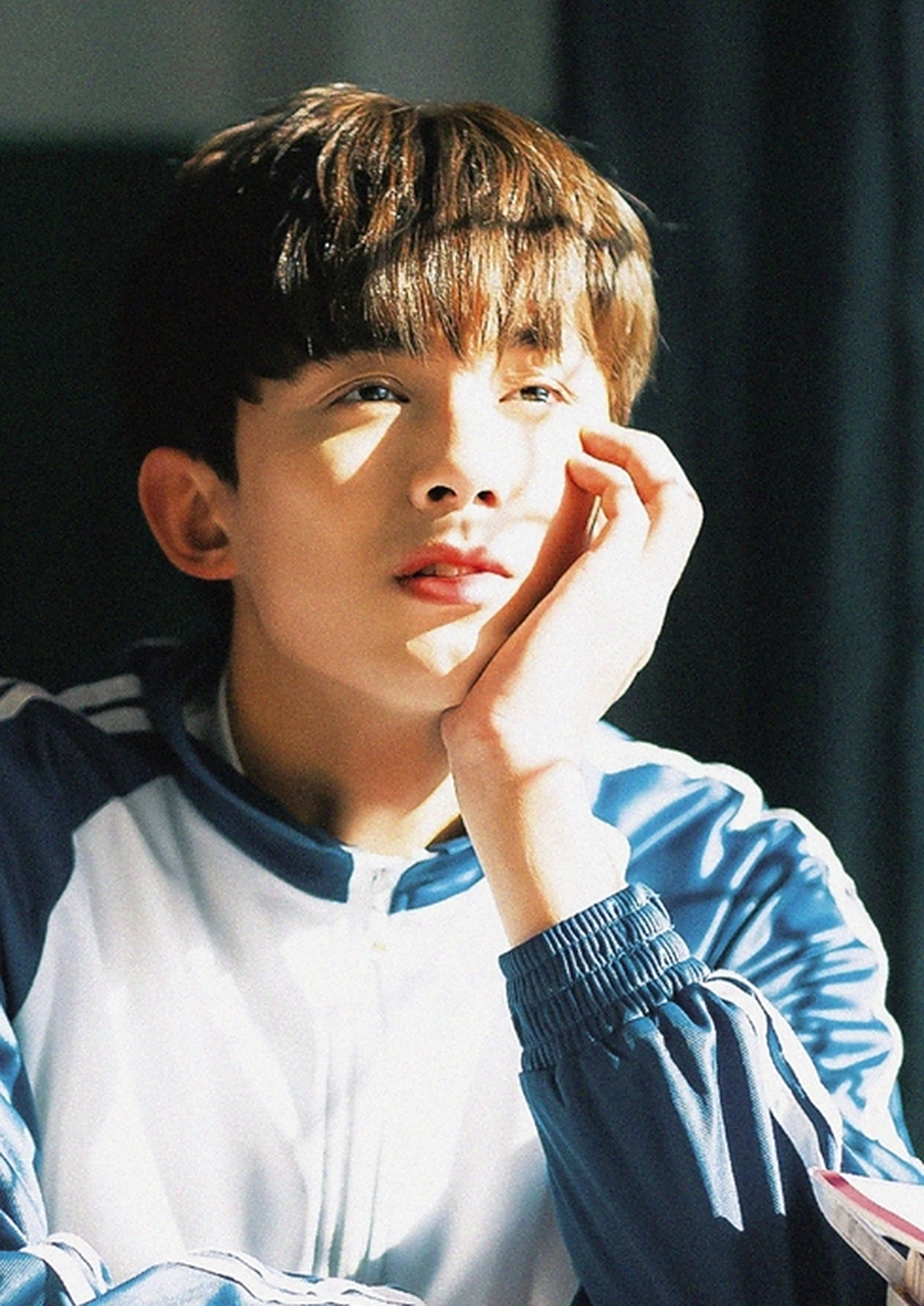 近日,吴磊的一组校服照片在网络上引发关注