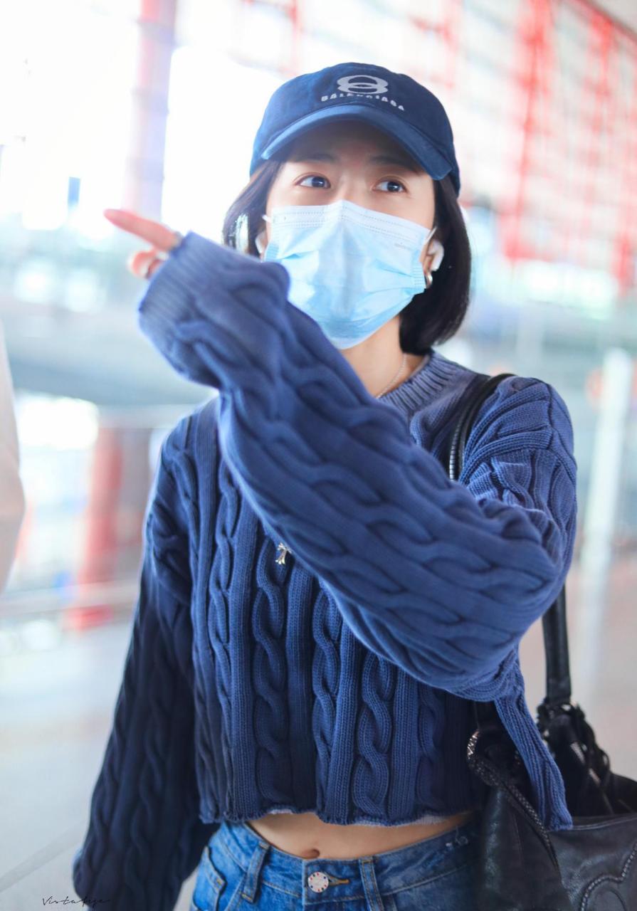 周雨彤机场街拍,做旧饰边镂空染色短款毛衣,搭配牛仔阔腿裤配厚底鞋