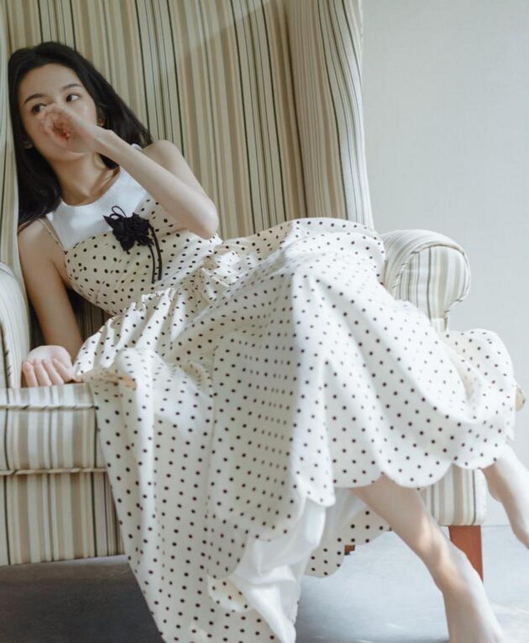 甜美娇俏,性感妩媚的#周也# 肤白貌美,身材纤瘦高挑,美腿玉足,养眼吸