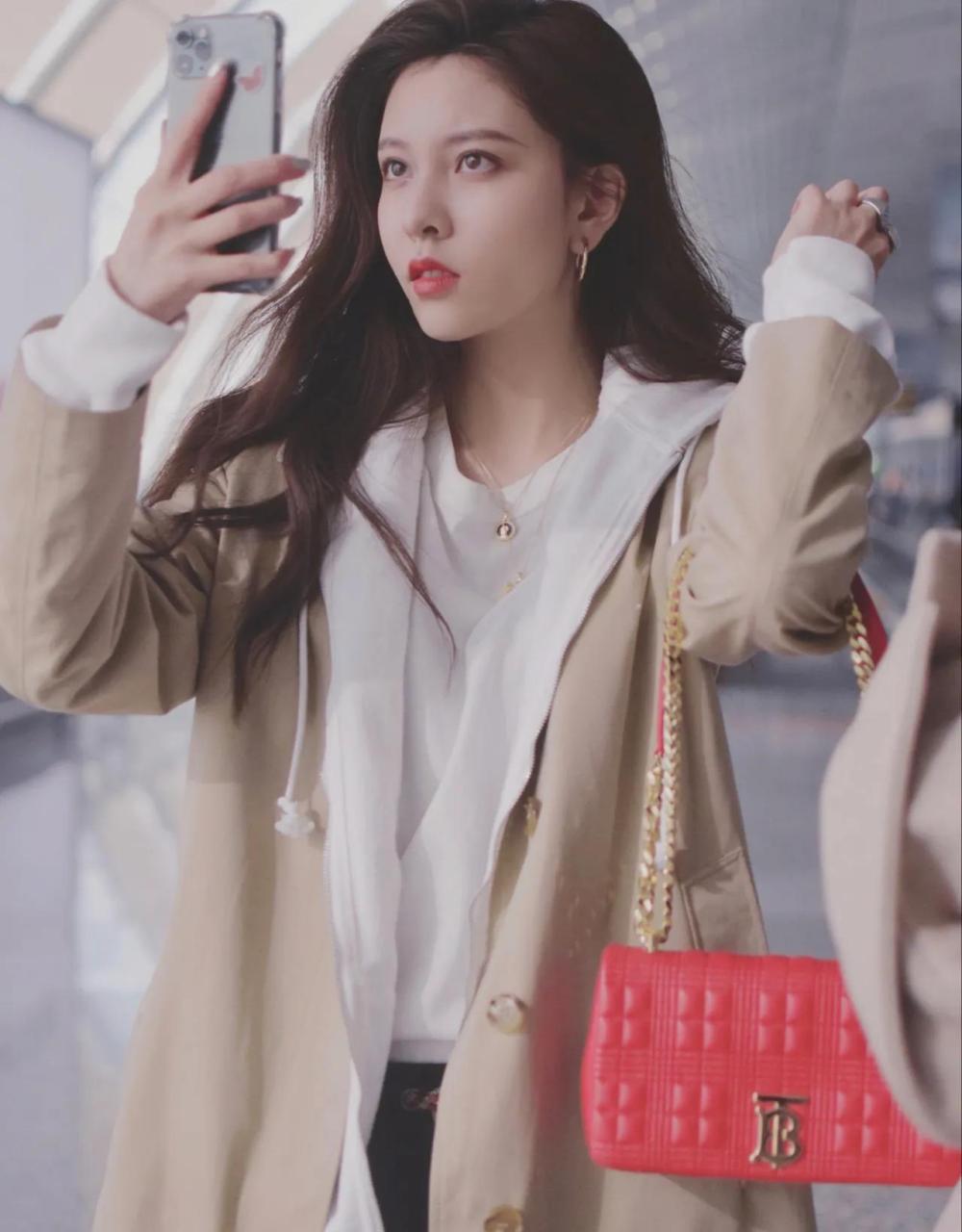 中国国籍,4岁时随她父母回国定居上海,16岁那年,宋妍霏在校门口被星探