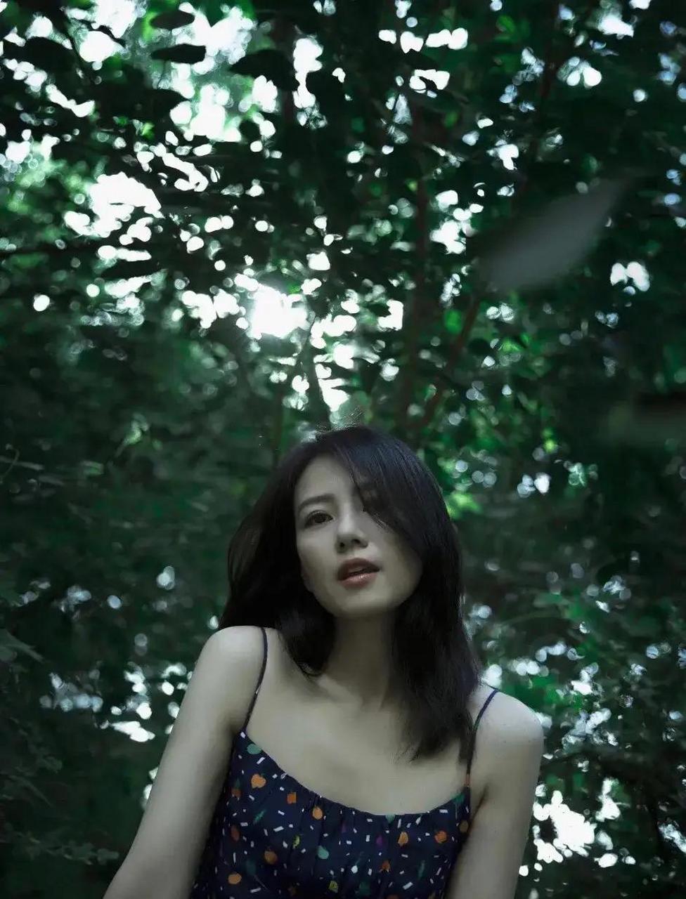 高圆圆清新写真,蓝色吊带碎花连衣裙,搭配自然长发,自然又清凉,很有